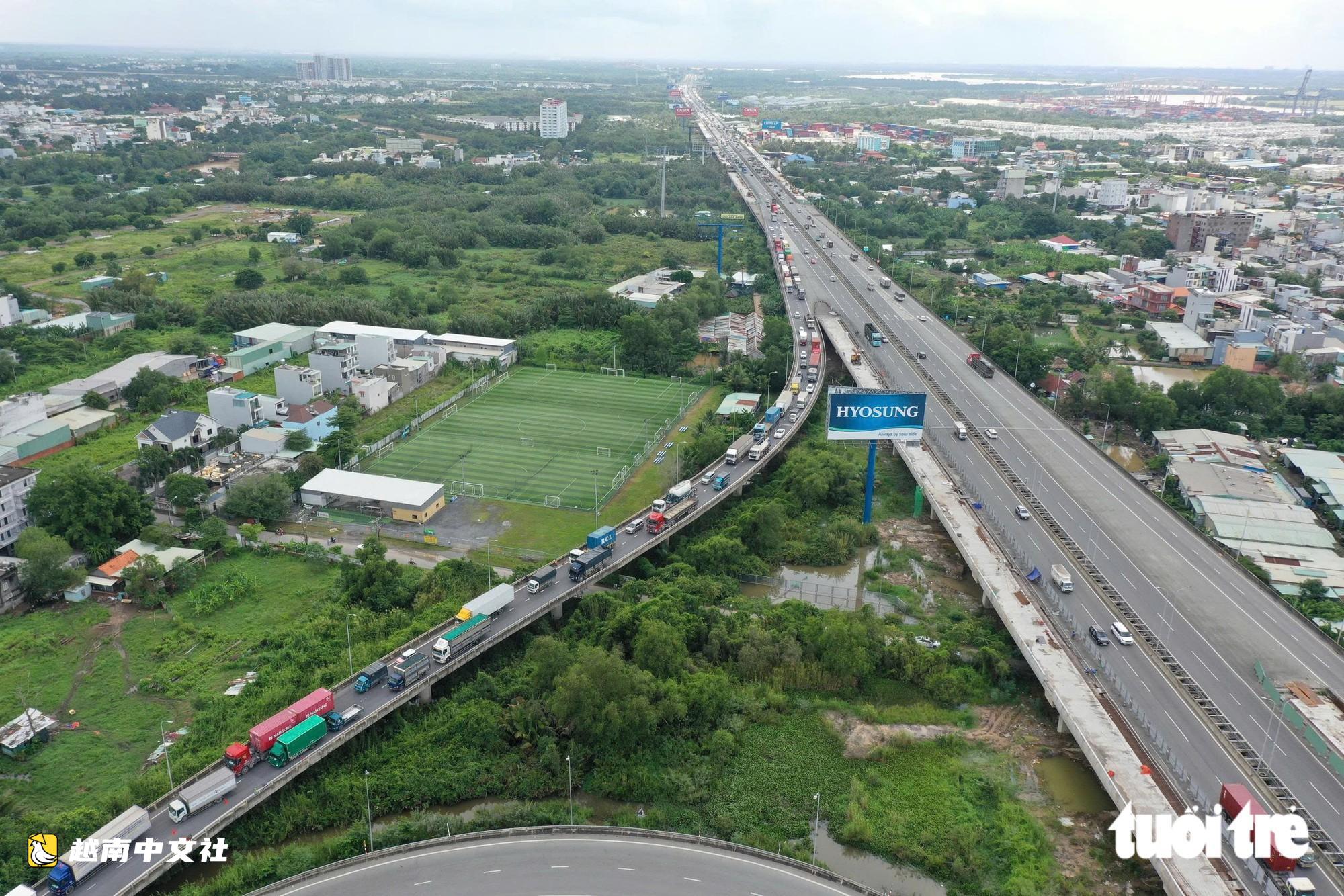 越南胡志明市武志公路維修,往吉萊港方向持續擁堵