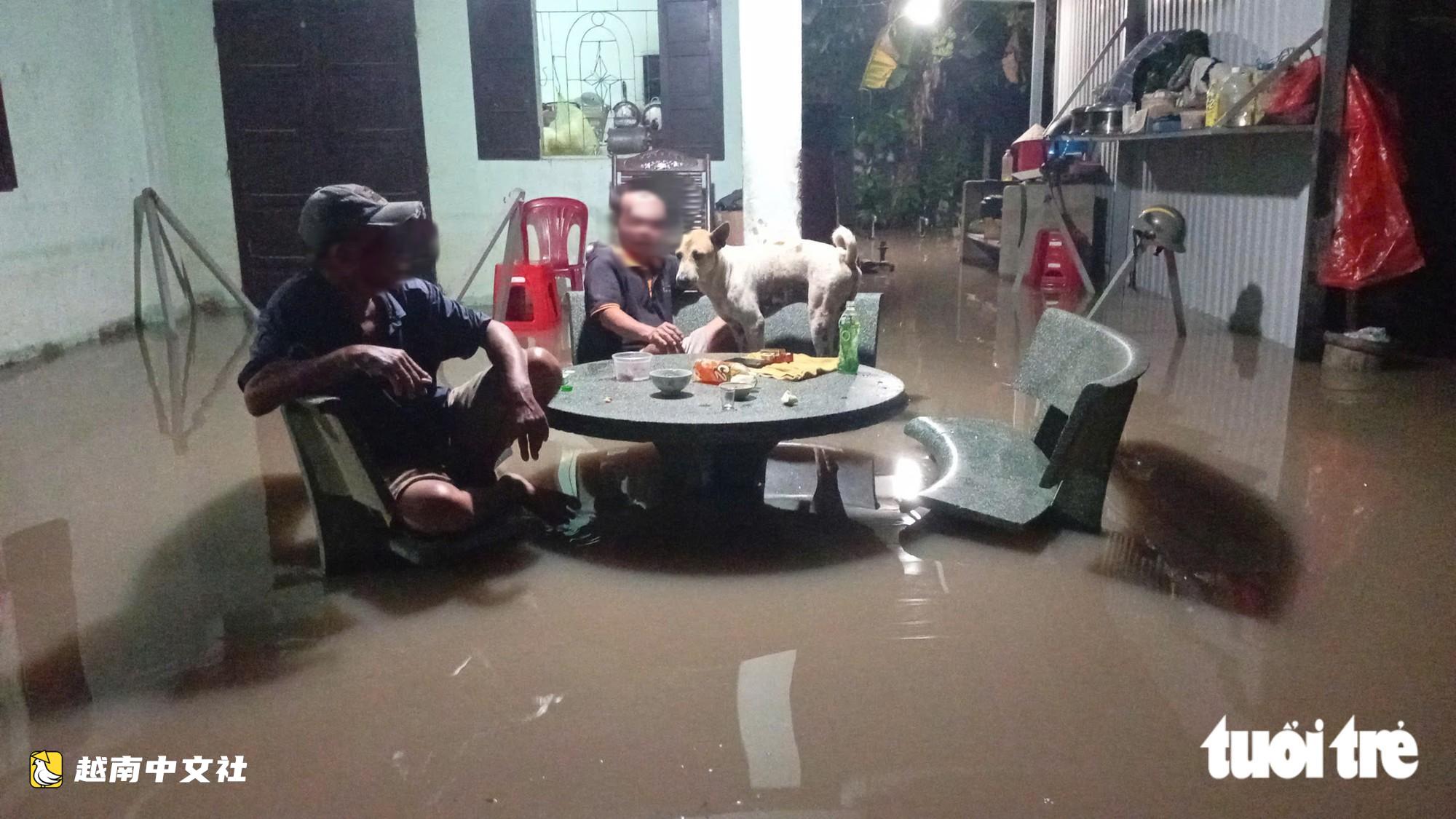 越南胡志明市:暴雨致房屋進水,順安居民主動疏散