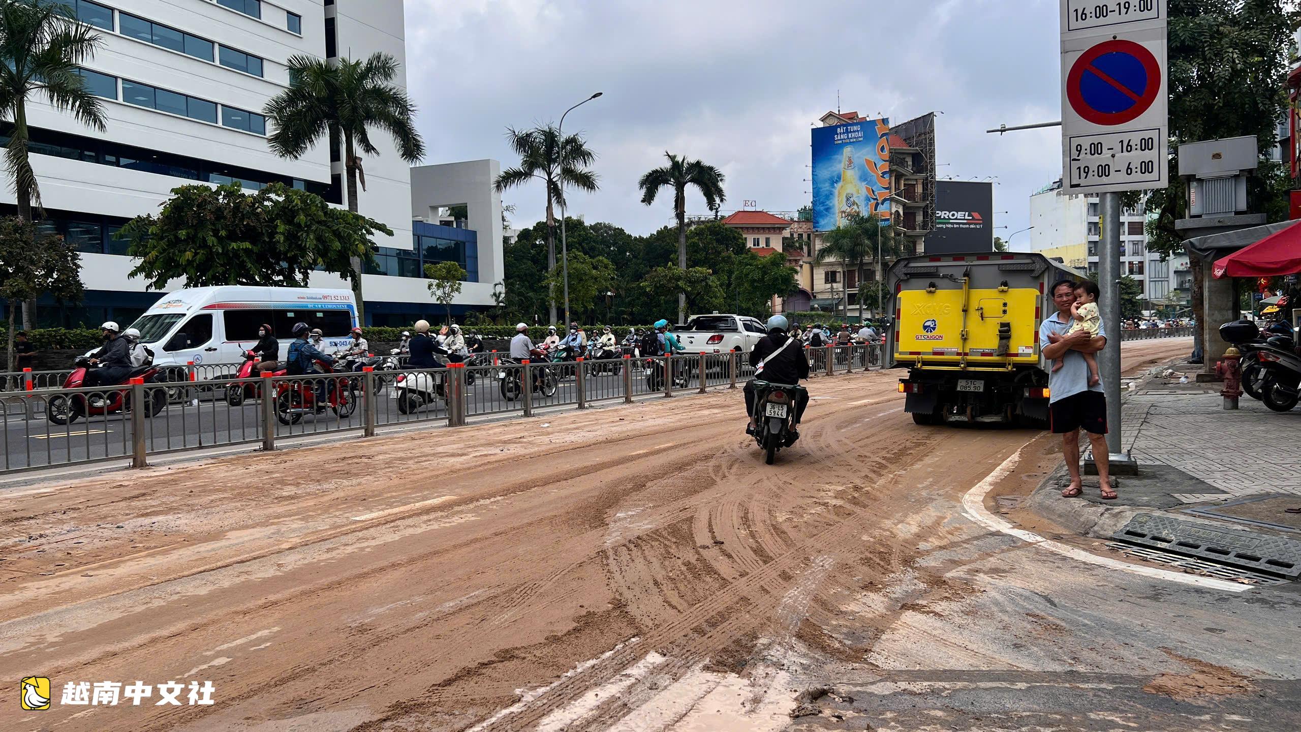 越南一運土自卸車司機在共和路撒漏泥土被罰600萬越南盾