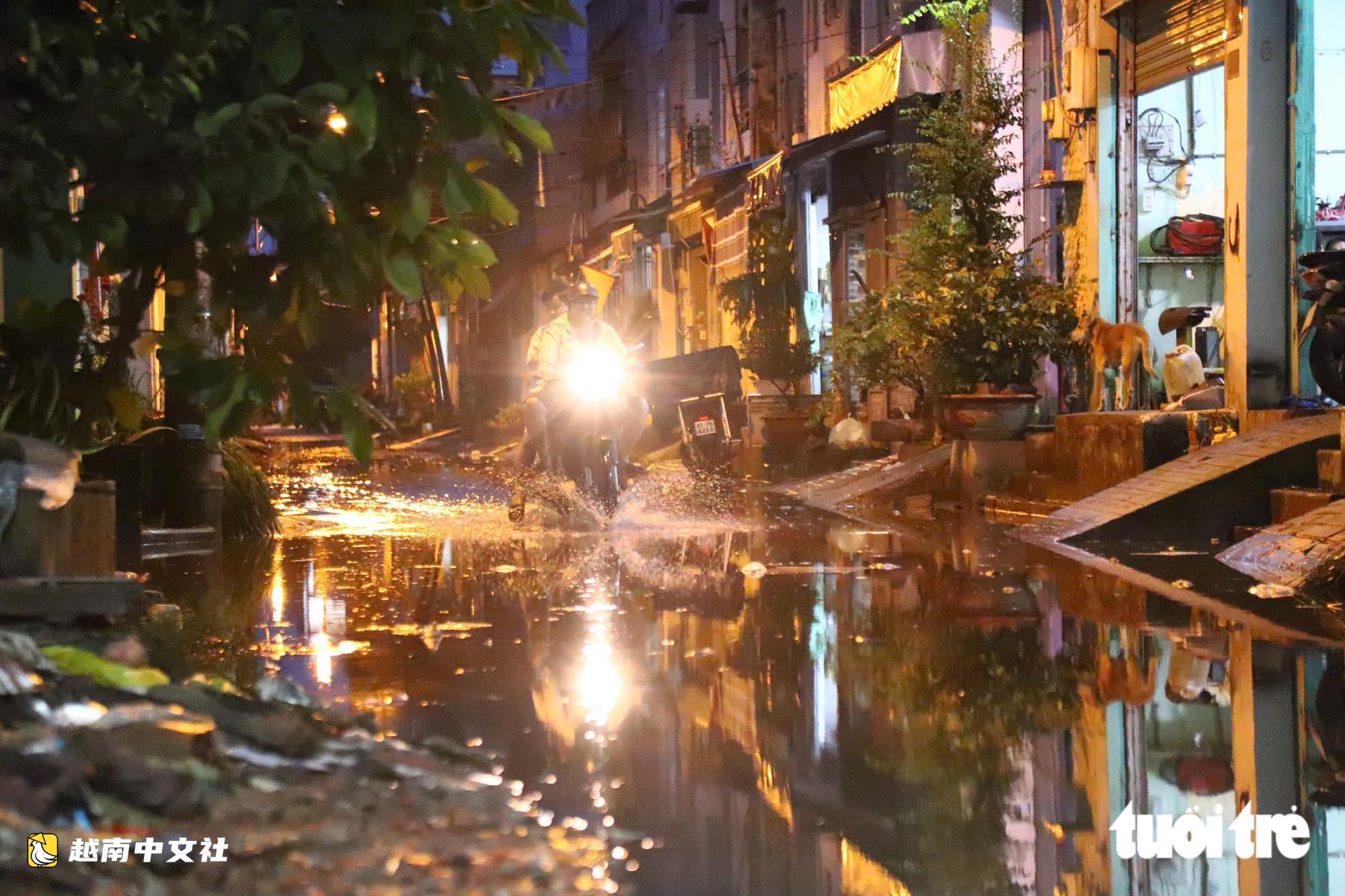 越南胡志明市平治東居民區一下雨就淹,2小時未退盡