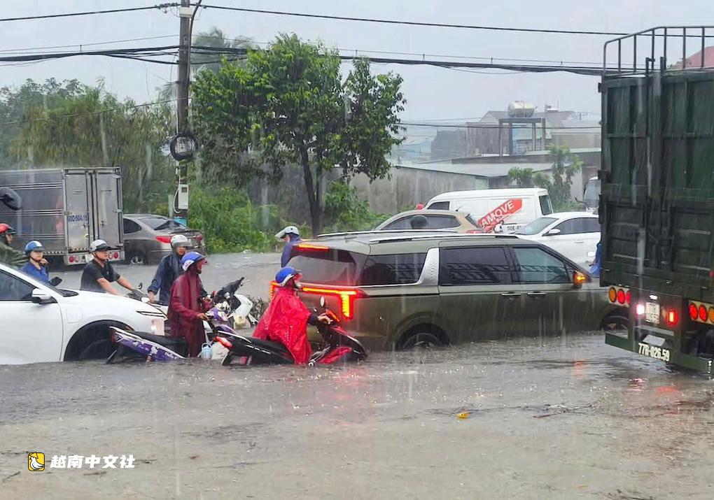 越南胡志明市多條道路積水沒過車輪