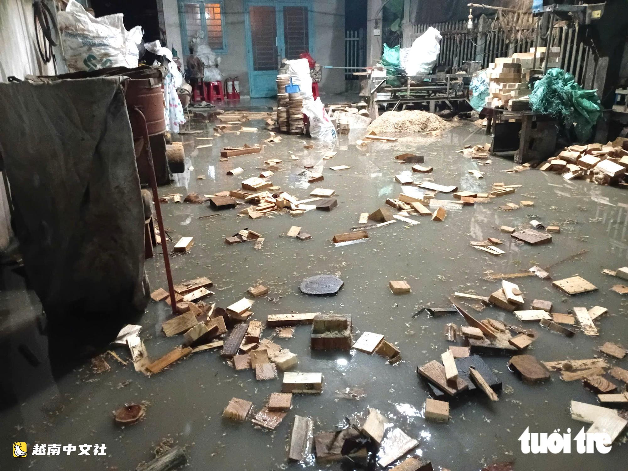 越南胡志明市:暴雨致房屋進水,順安居民主動疏散