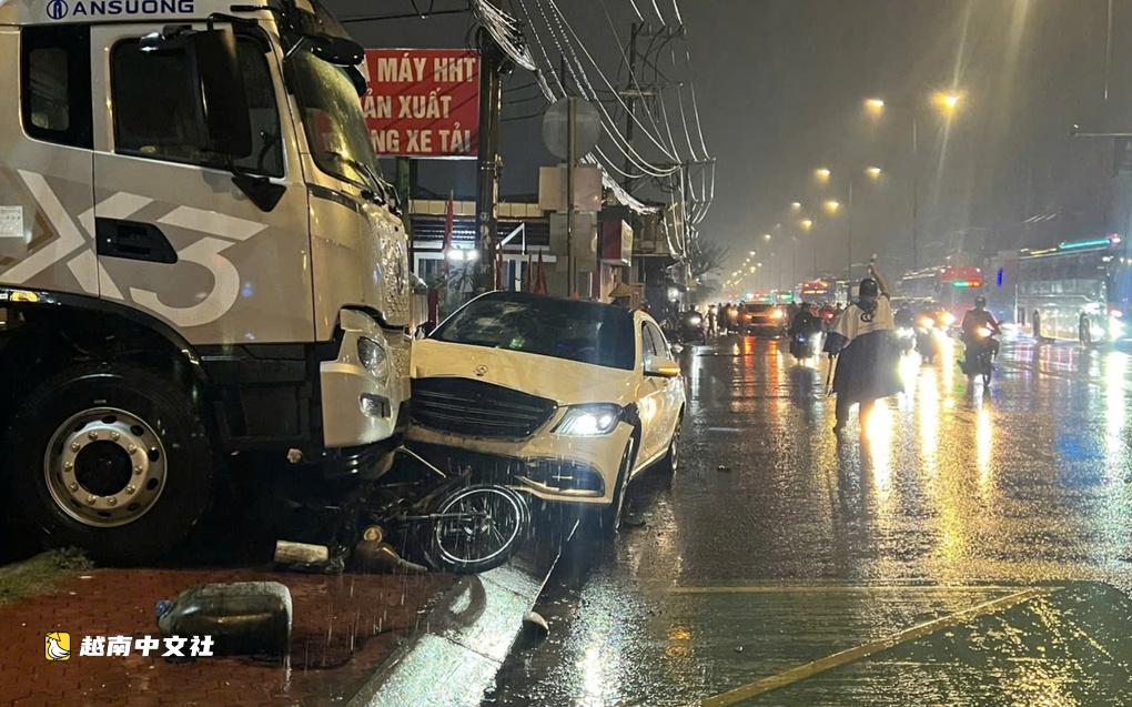 越南胡志明市汽車連撞6輛摩托車,一人死亡