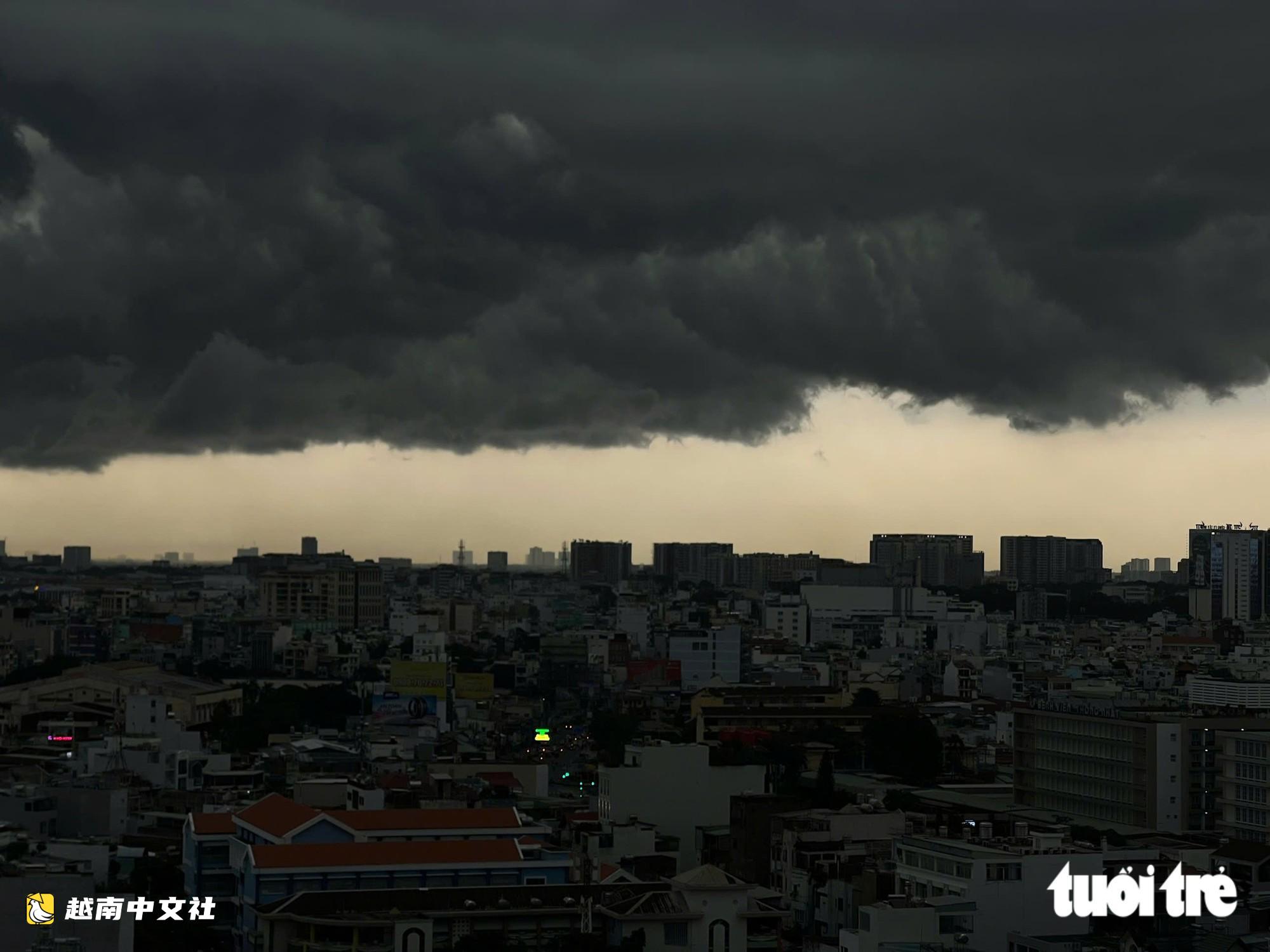 胡志明市天空漆黑陰沉,多地正下大雨