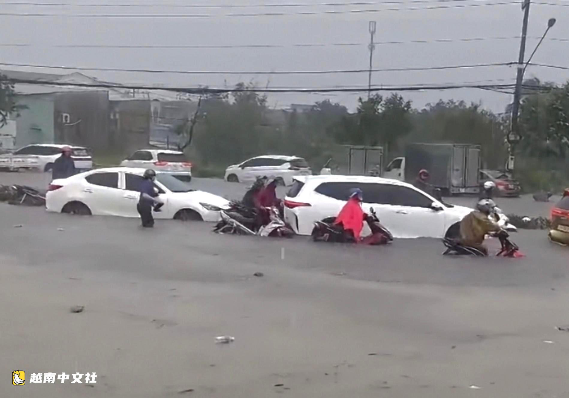 越南胡志明市:暴雨致房屋進水,順安居民主動疏散