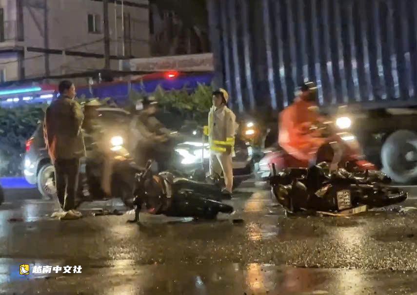 越南胡志明市汽車連撞6輛摩托車,一人死亡