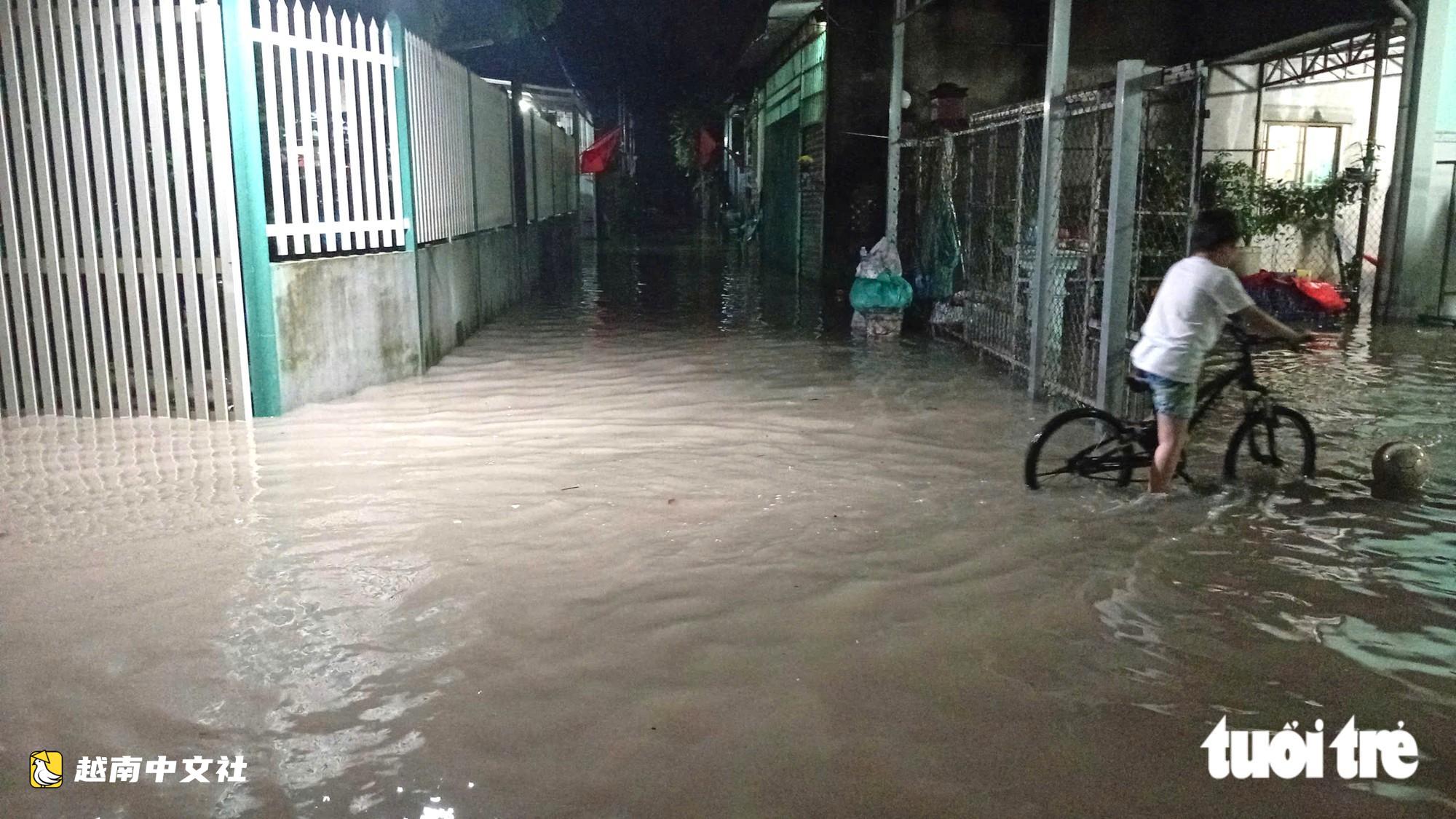 越南胡志明市:暴雨致房屋進水,順安居民主動疏散