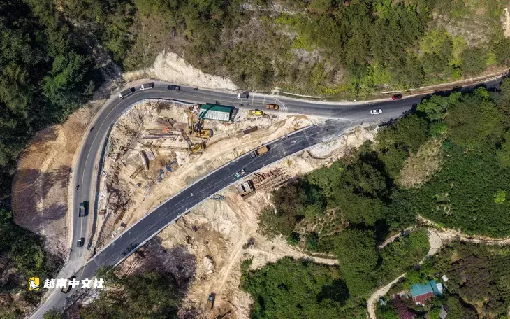 越南大叻米莫薩山口滑坡路段拓寬路面