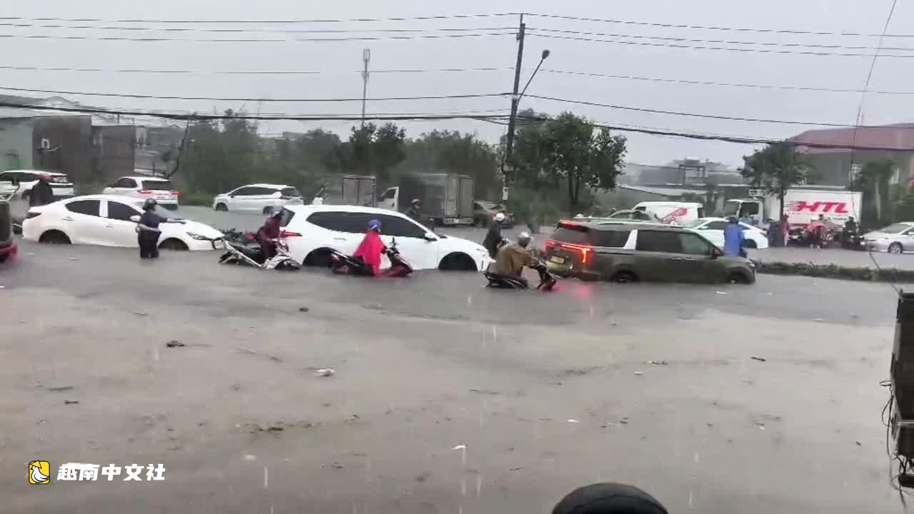 越南胡志明市多條道路積水沒過車輪