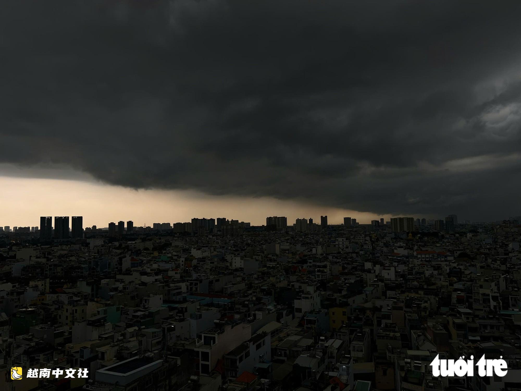 胡志明市天空漆黑陰沉,多地正下大雨