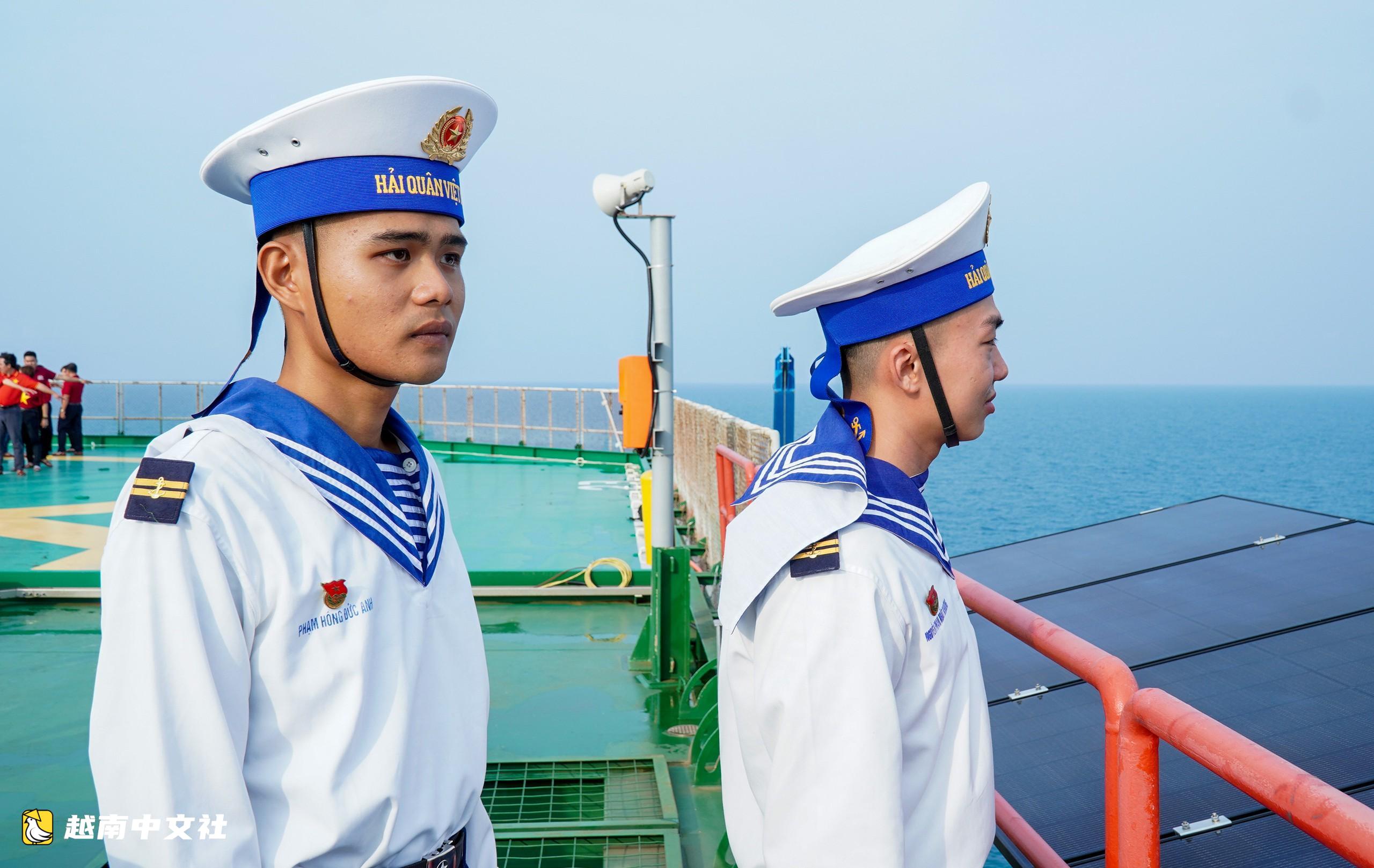 越南父母跨越1000多海里，帶著廣南面和蝦醬探望駐守祖國海島的兒女