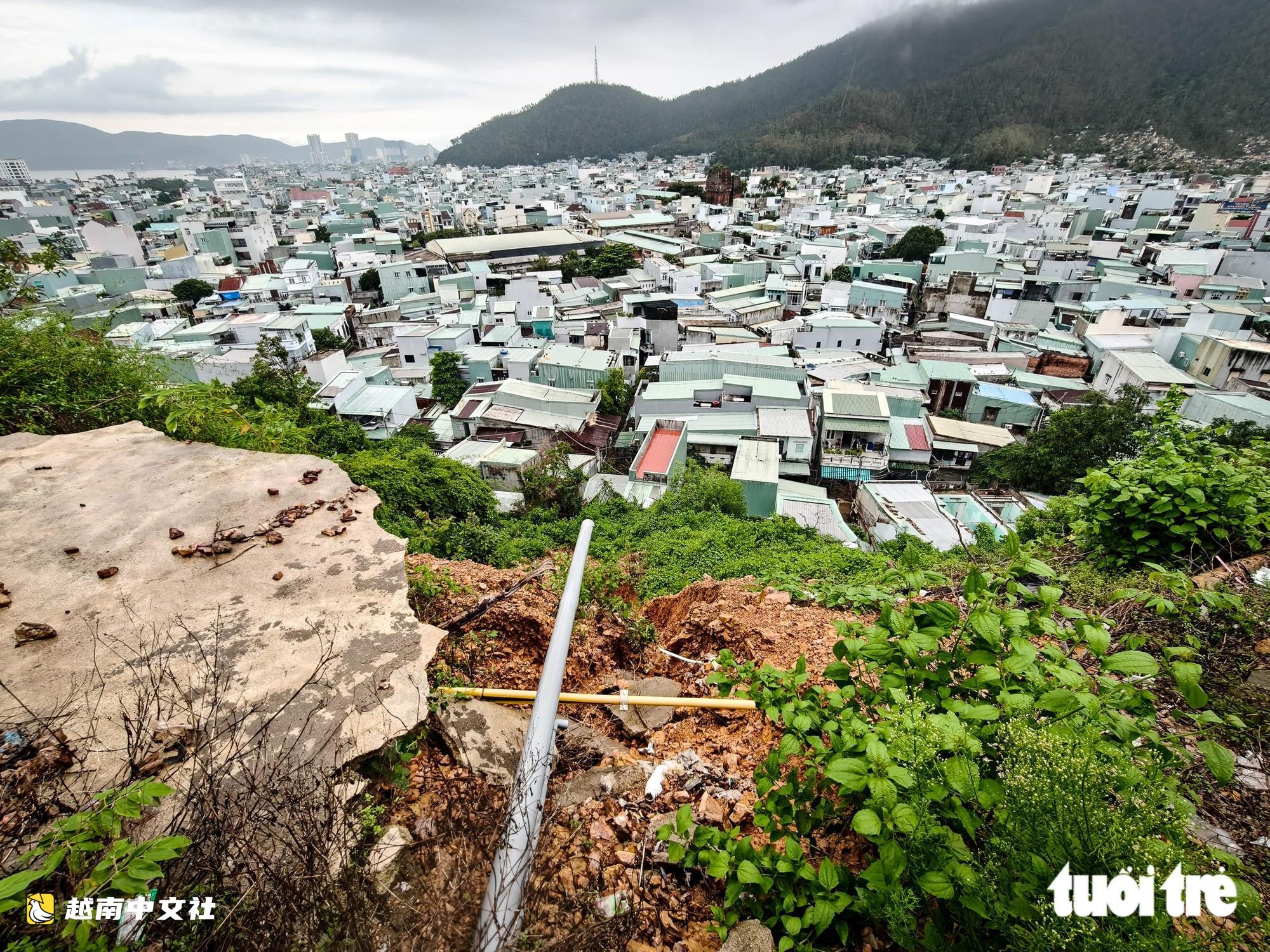 越南歸仁山體滑坡現“蛤蟆口”裂縫,52戶居民惶恐度日徹夜難眠