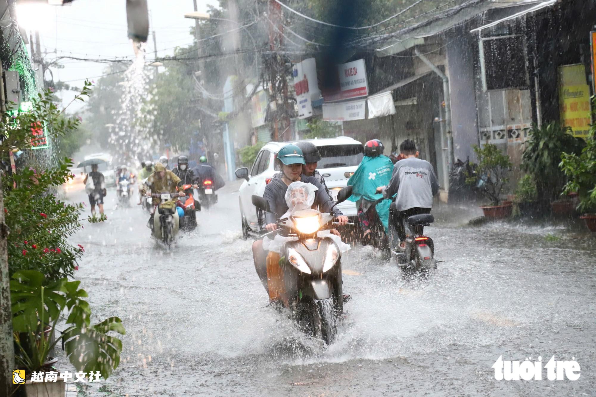 胡志明市“暴雨逢高潮”組合令許多市民疲憊不堪