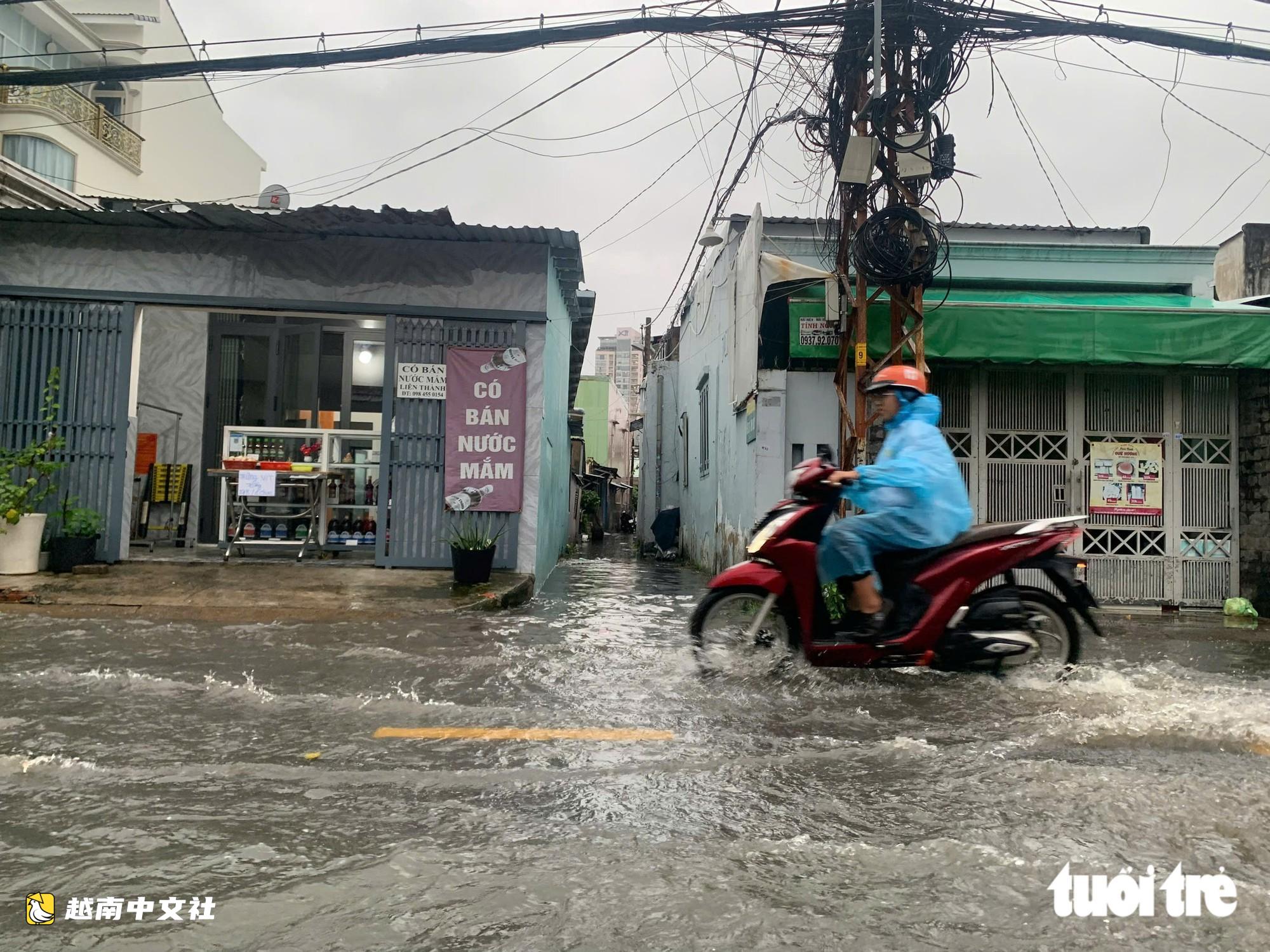 胡志明市“暴雨逢高潮”組合令許多市民疲憊不堪