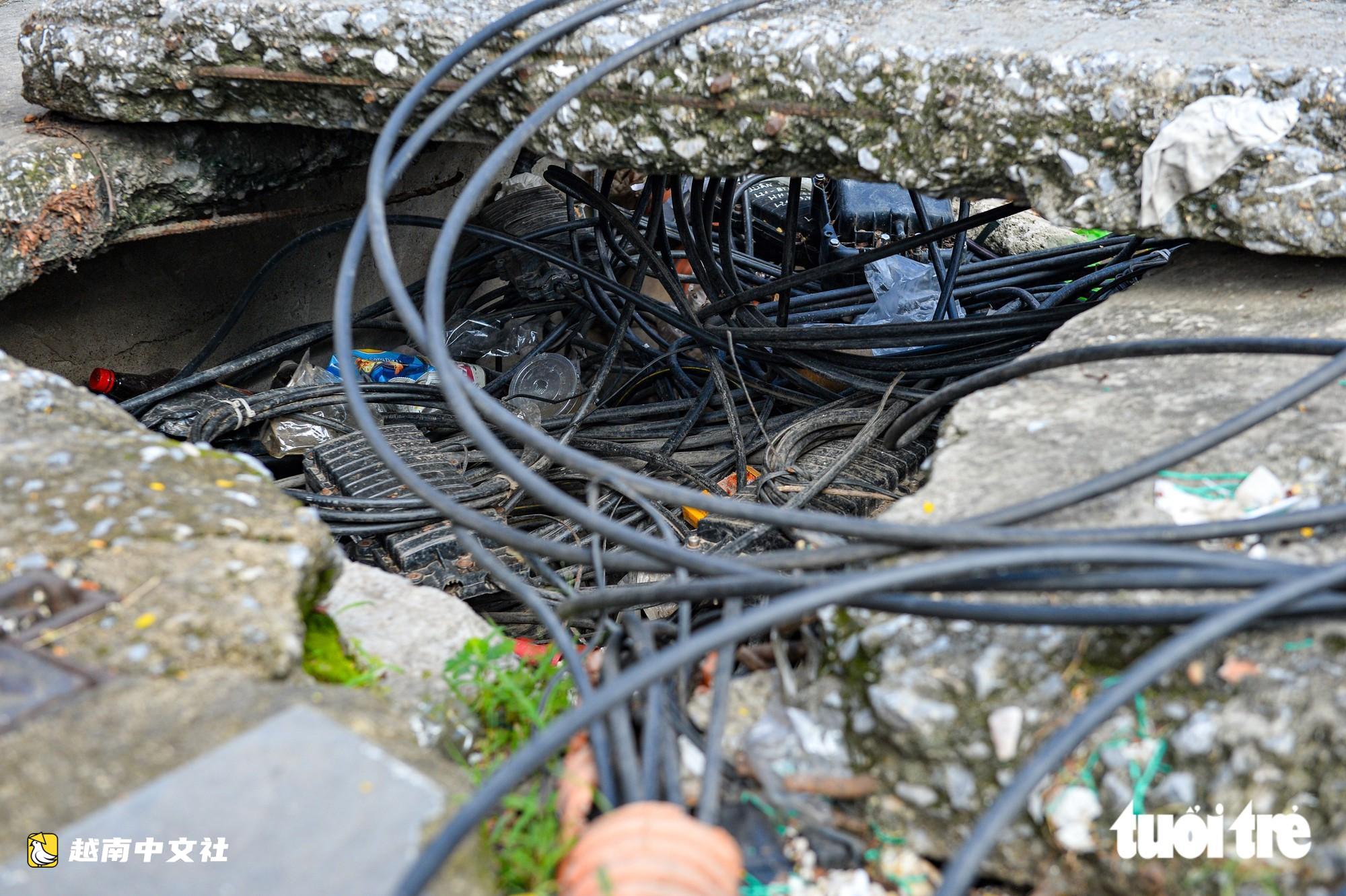 越南河內電纜井蓋和電線開裂，電線如蜘蛛網般暴露