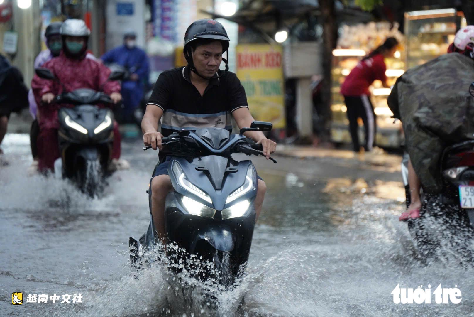 胡志明市“暴雨逢高潮”組合令許多市民疲憊不堪