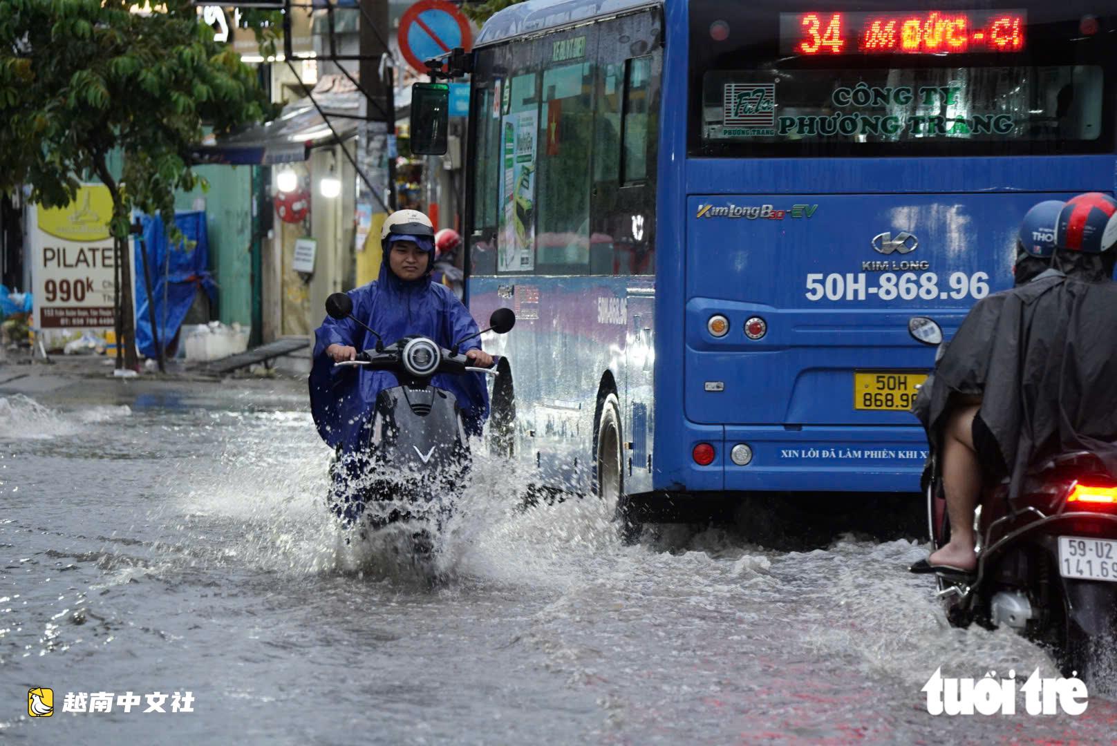 胡志明市“暴雨逢高潮”組合令許多市民疲憊不堪