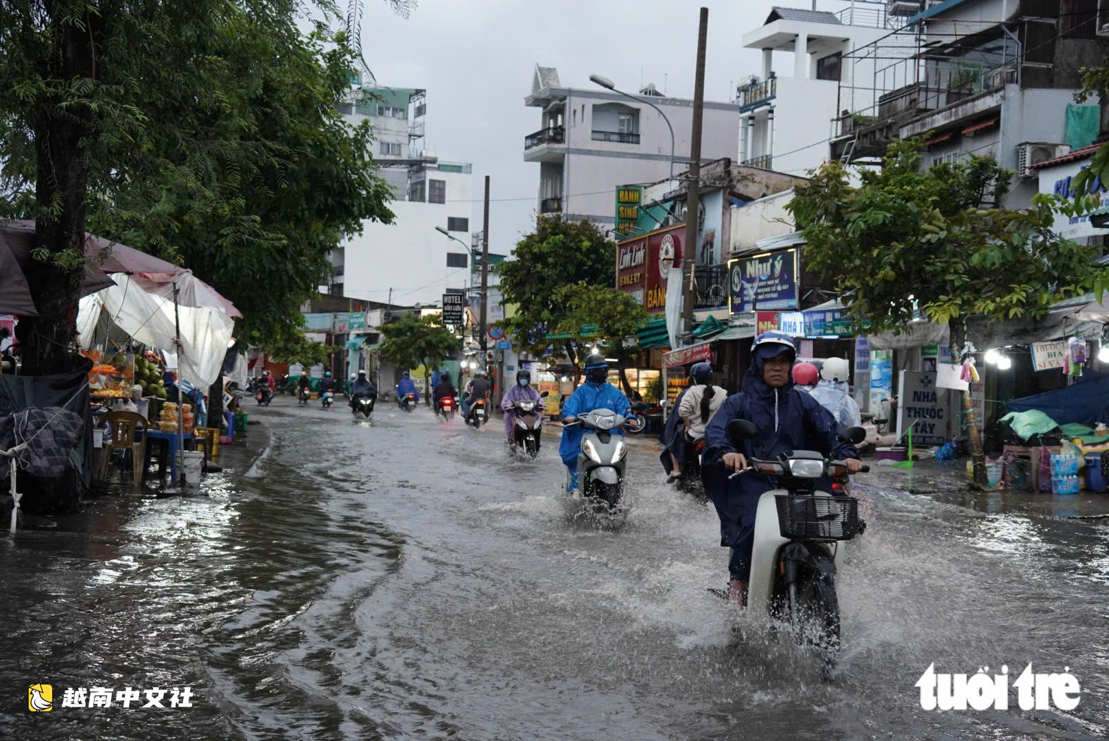 胡志明市“暴雨逢高潮”組合令許多市民疲憊不堪