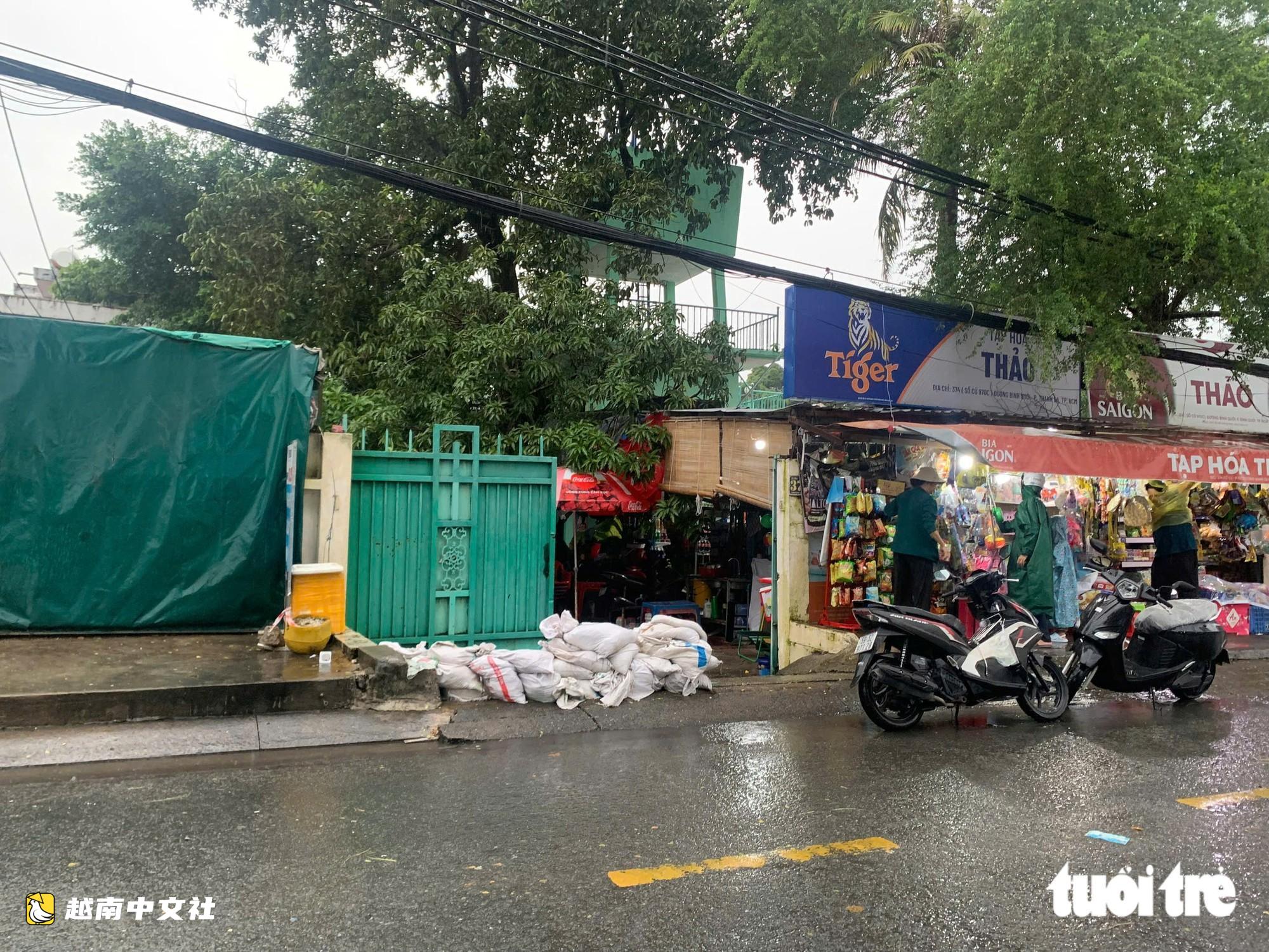 胡志明市“暴雨逢高潮”組合令許多市民疲憊不堪