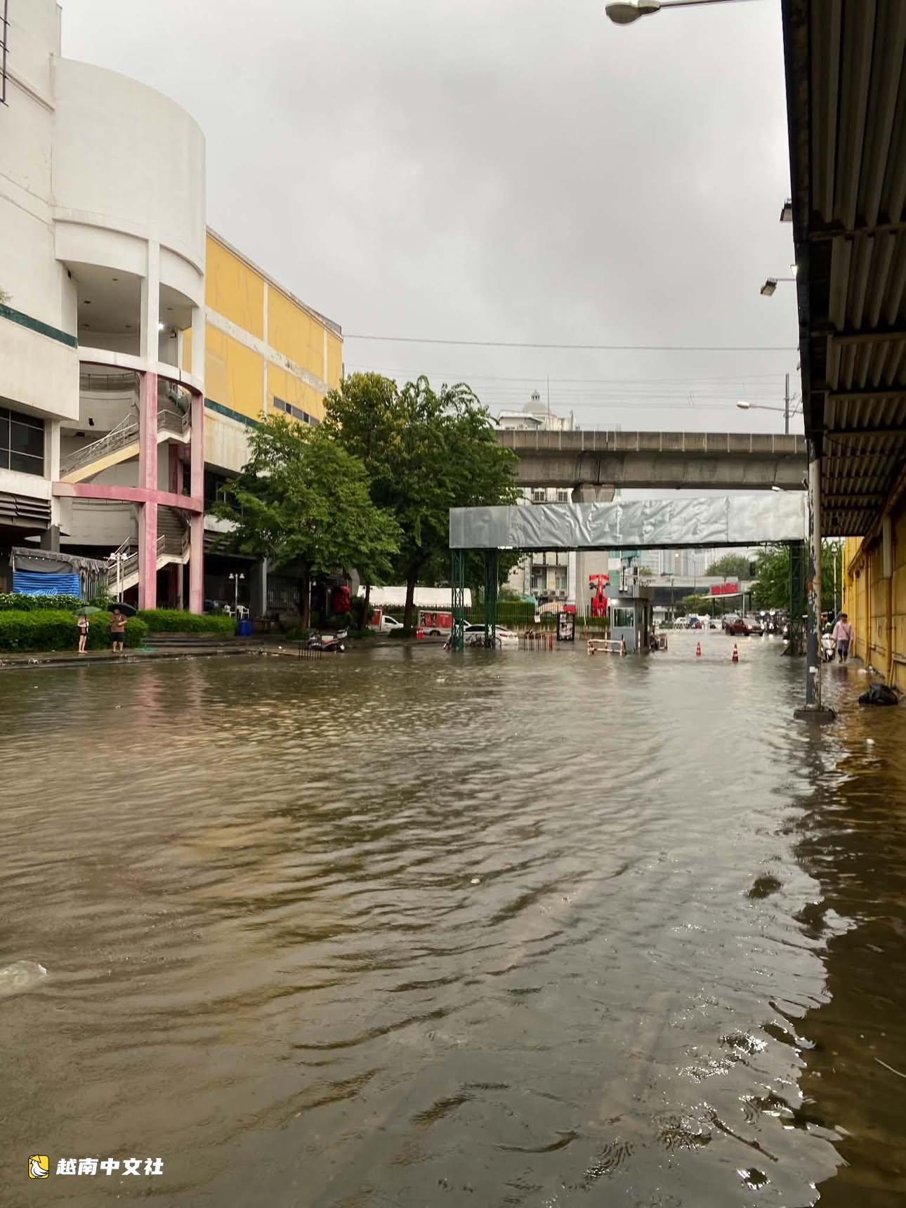 在曼谷的越南人講述超市斷貨、地鐵因暴雨內澇擁擠不堪的場景