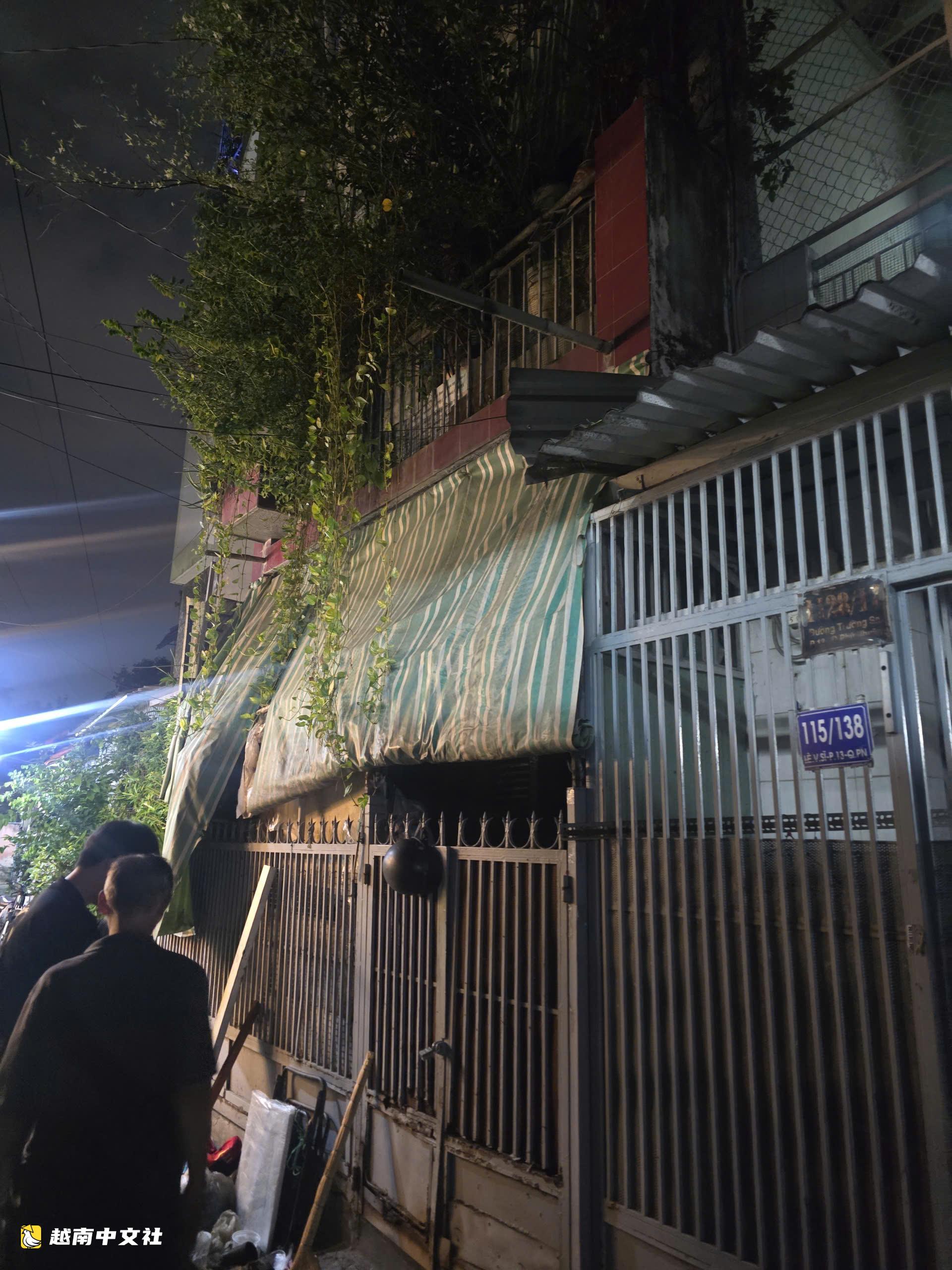 越南胡志明市富潤坊一房屋因堆放物品過多致閣樓坍塌,3人被困