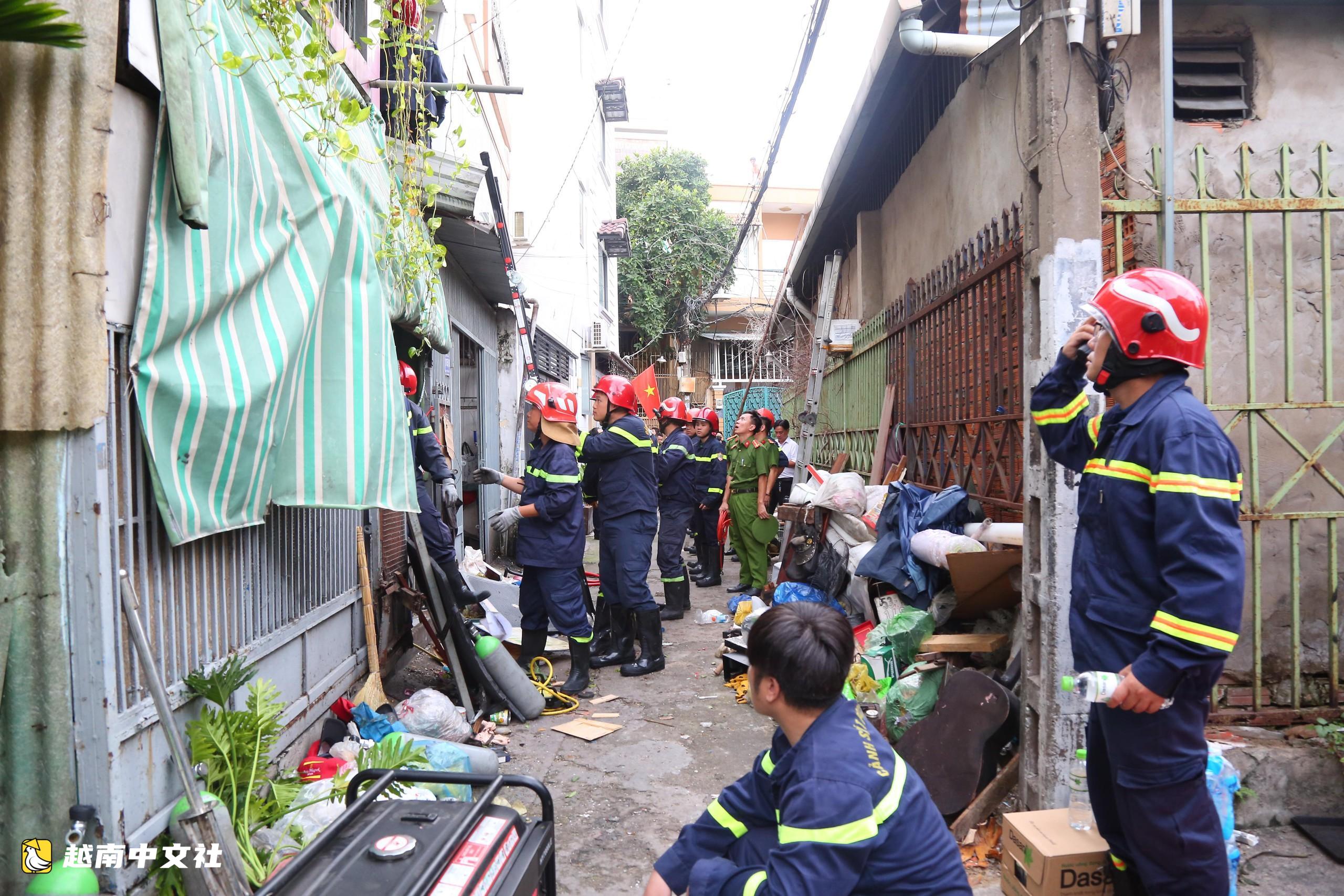 越南胡志明市富潤坊一房屋因堆放物品過多致閣樓坍塌,3人被困
