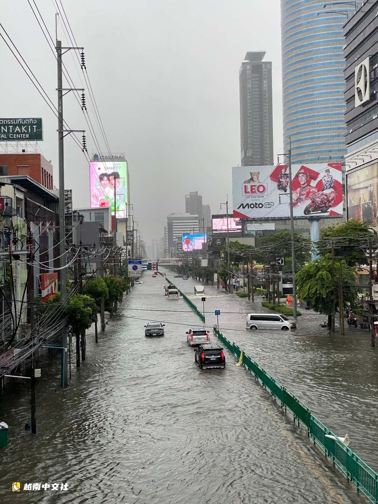 在曼谷的越南人講述超市斷貨、地鐵因暴雨內澇擁擠不堪的場景