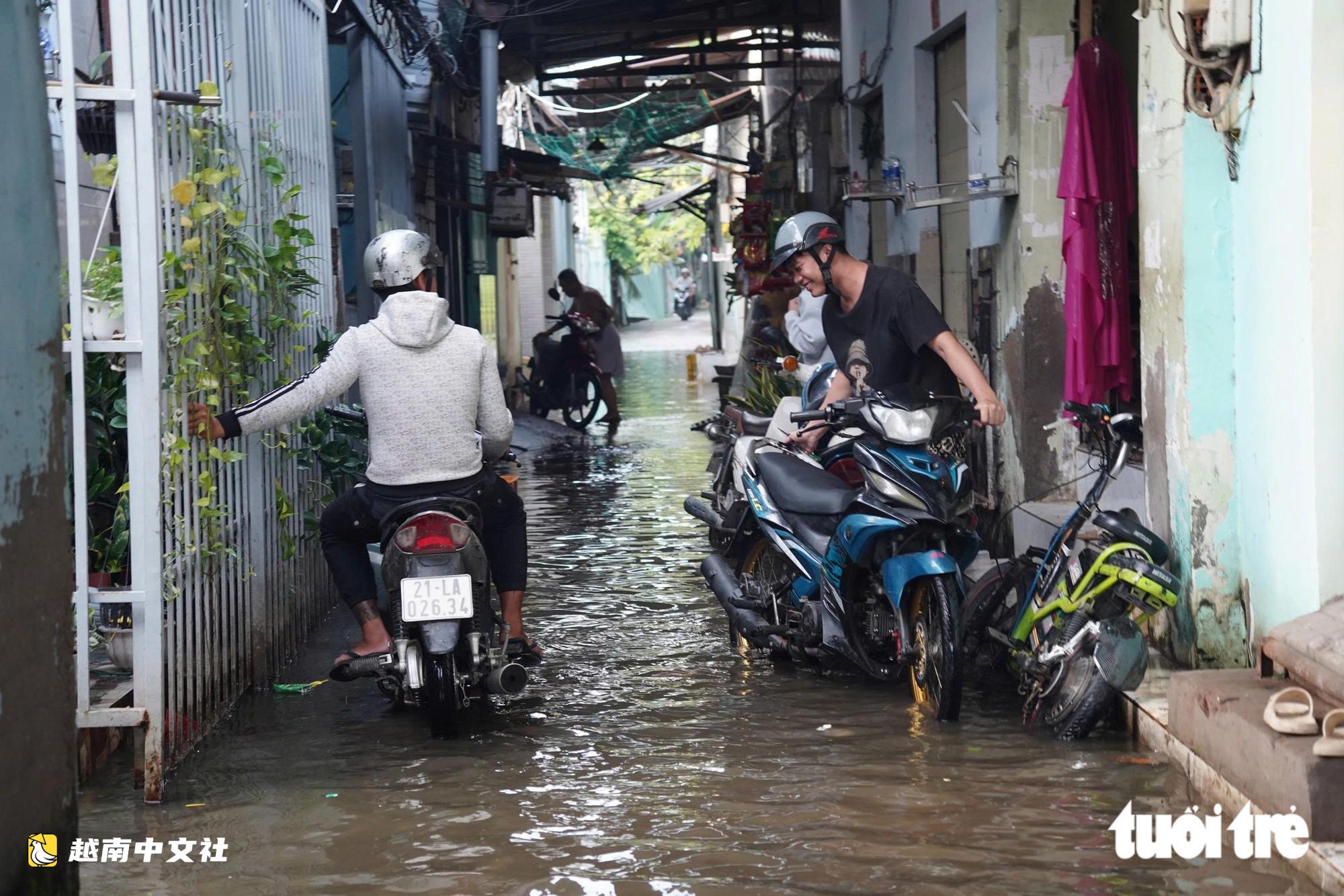 潮汐達到峰值,胡志明市市民繞道出行,學生捲起褲腿上學