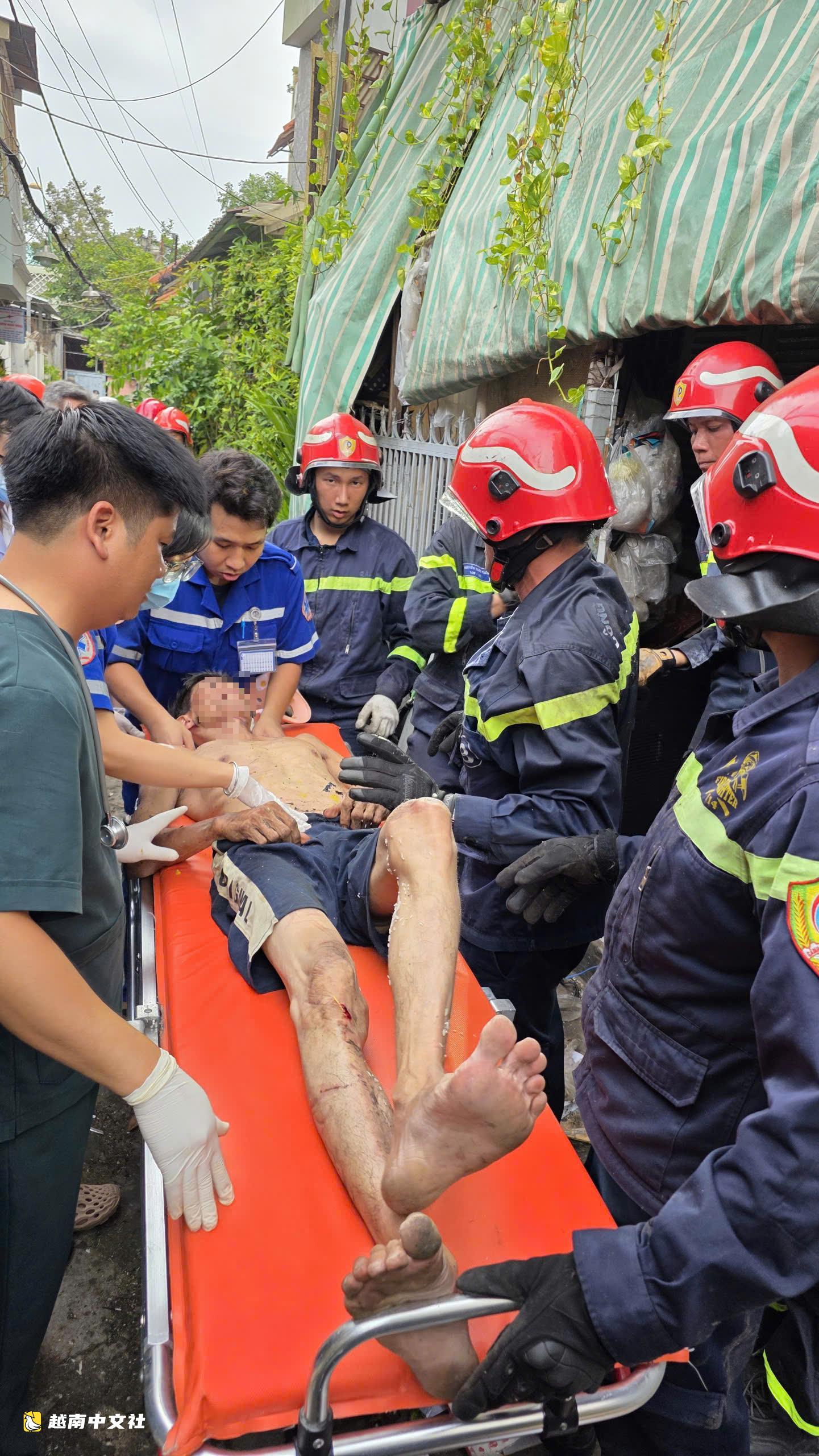 越南胡志明市富潤坊一房屋因堆放物品過多致閣樓坍塌,3人被困