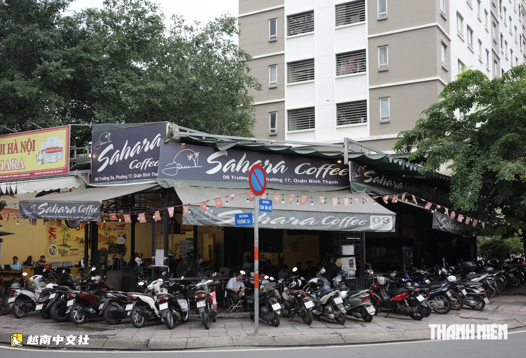 越南胡志明市金葉飄落之路帶旺咖啡館客流