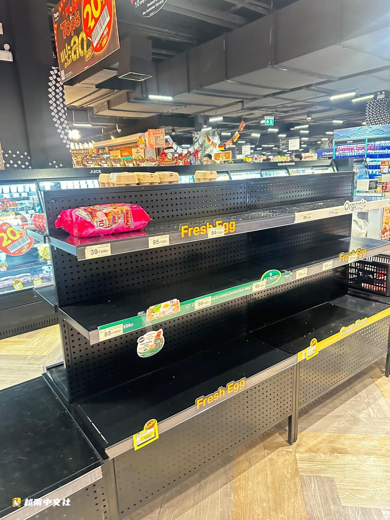 在曼谷的越南人講述超市斷貨、地鐵因暴雨內澇擁擠不堪的場景