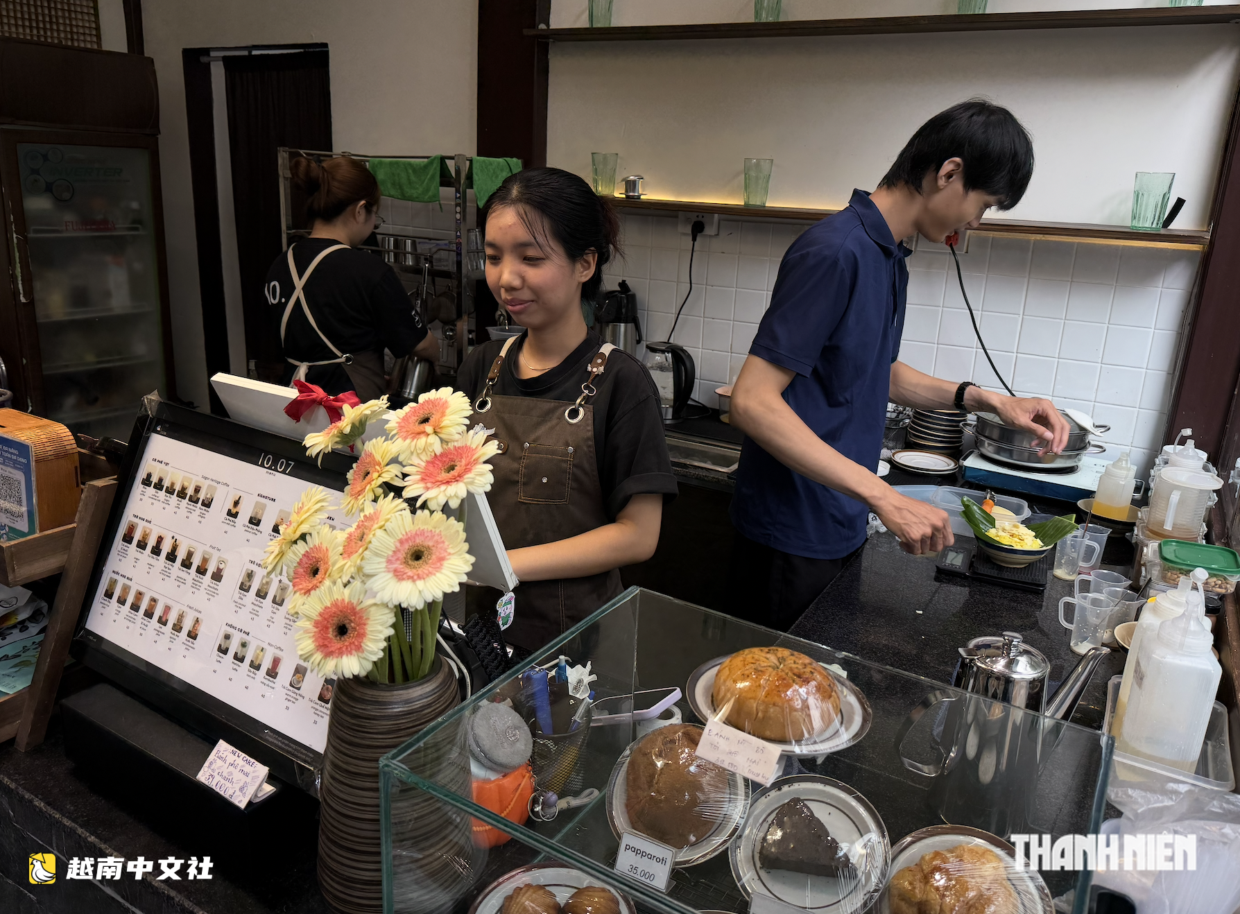 越南胡志明市金葉飄落之路帶旺咖啡館客流