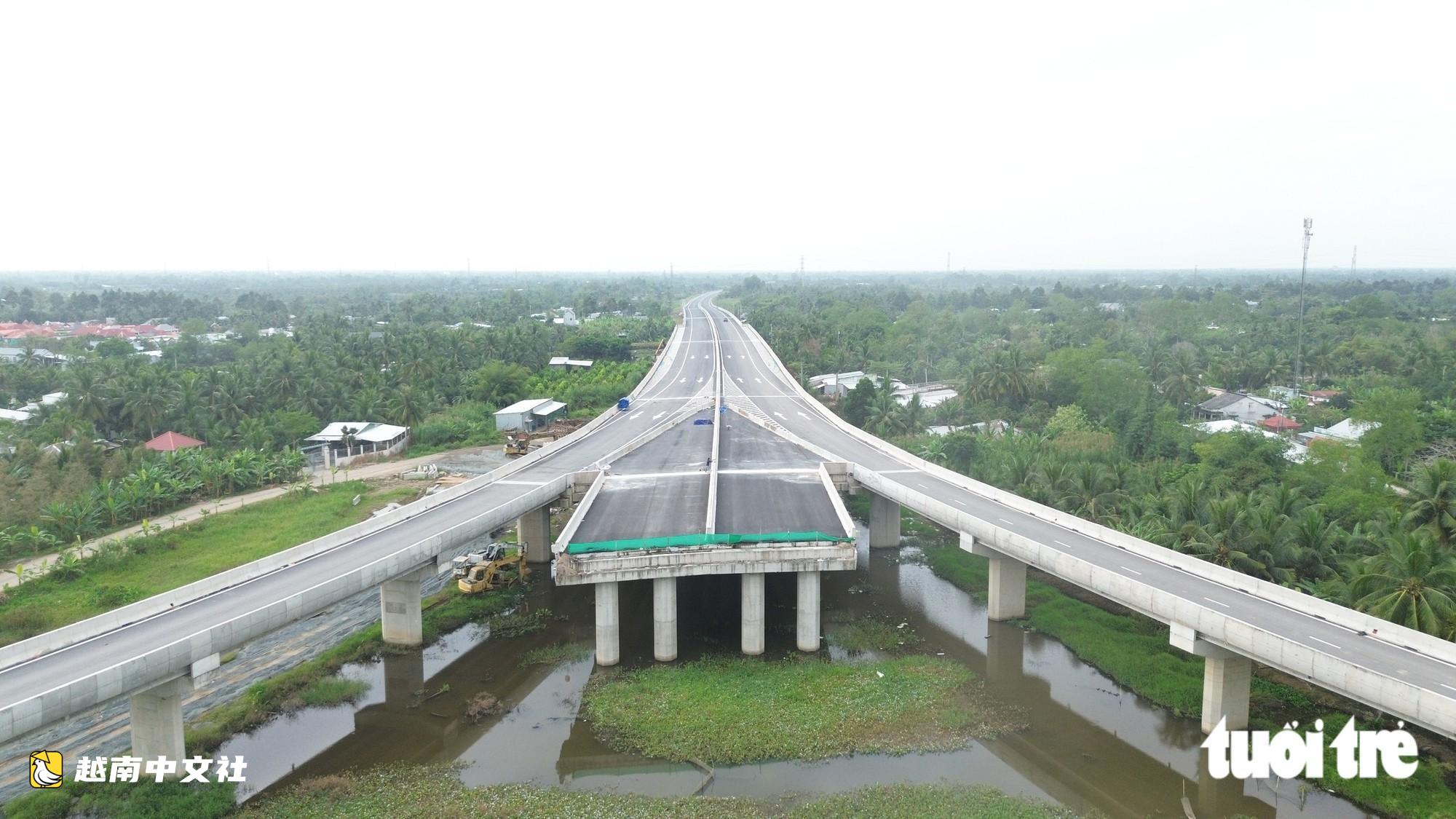 越南芹苴二橋上層設6車道高速公路,下層設1435毫米軌距鐵路