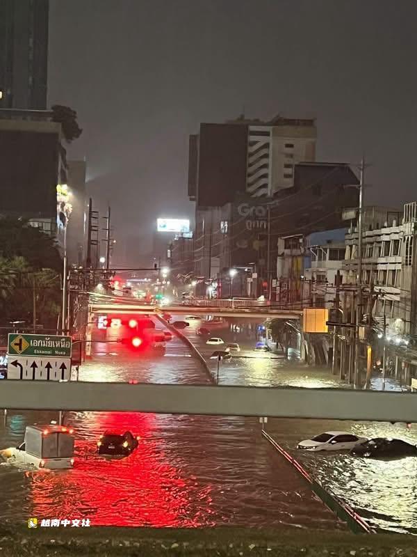 在曼谷的越南人講述超市斷貨、地鐵因暴雨內澇擁擠不堪的場景