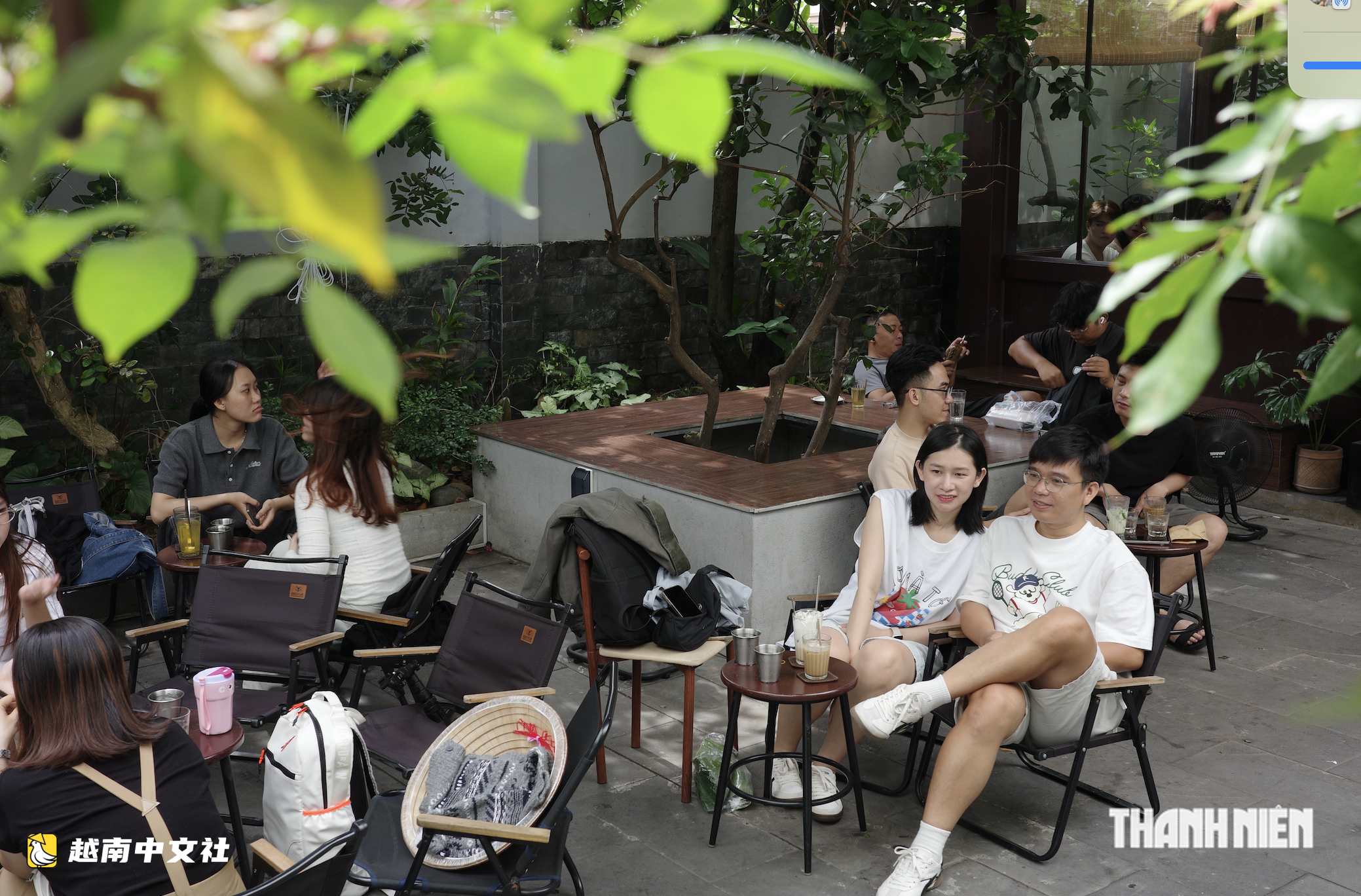 越南胡志明市金葉飄落之路帶旺咖啡館客流