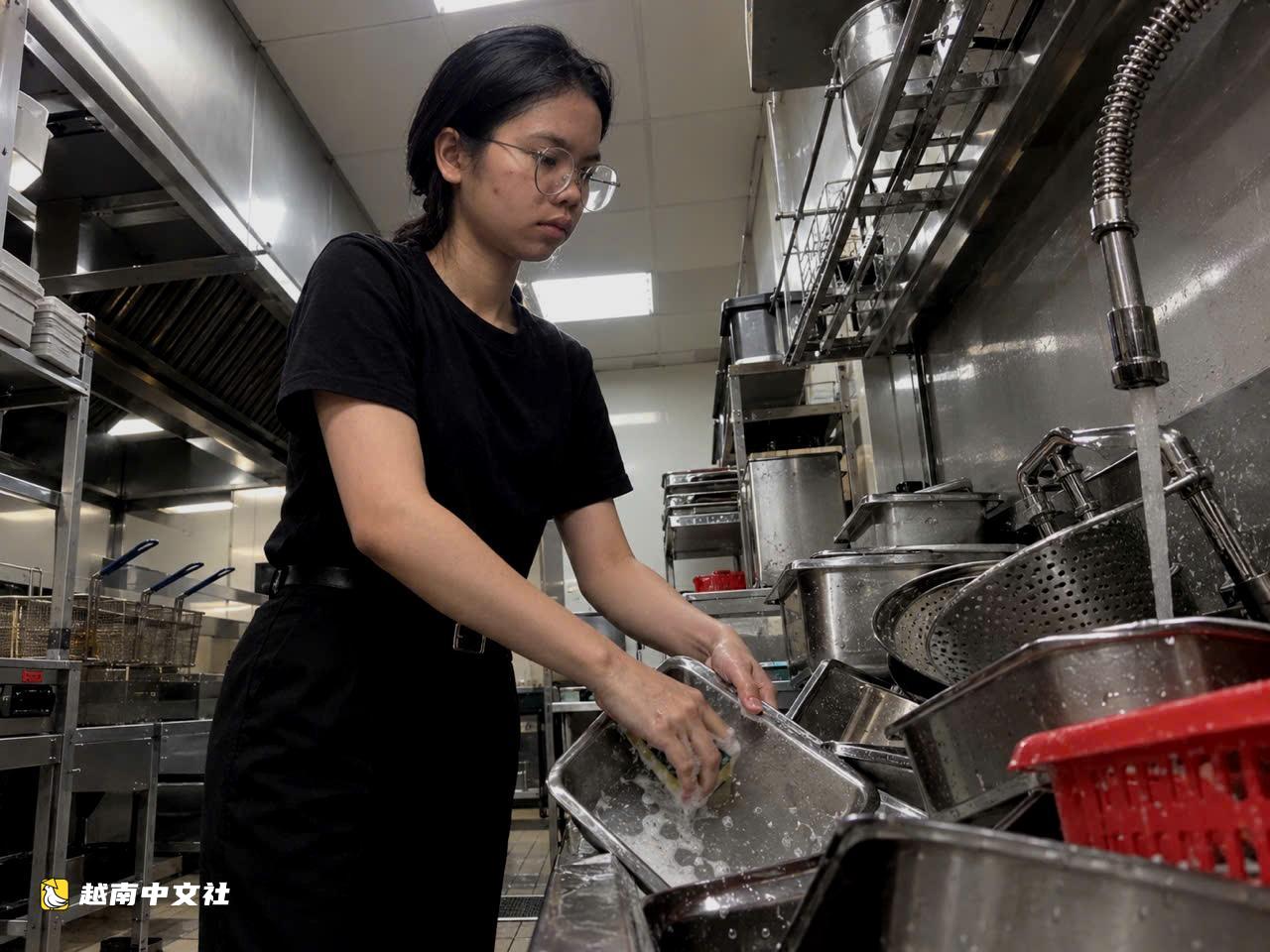 越南女大學生寫申請書請求延期繳納學費,獲捐超過1.13億越南盾