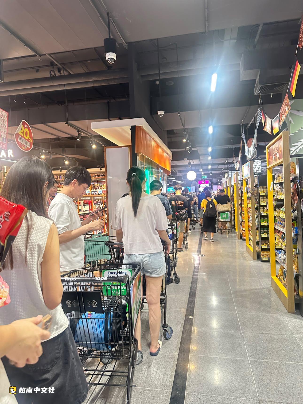 在曼谷的越南人講述超市斷貨、地鐵因暴雨內澇擁擠不堪的場景