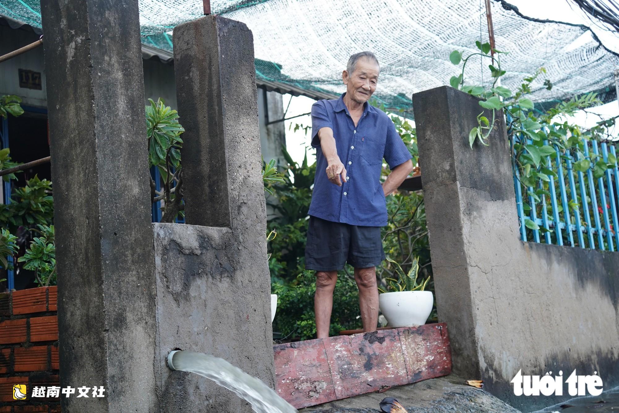 潮汐達到峰值,胡志明市市民繞道出行,學生捲起褲腿上學