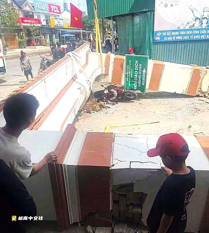 越南河靜省迎賓門遭吊車撞擊後倒塌,砸中一對母子