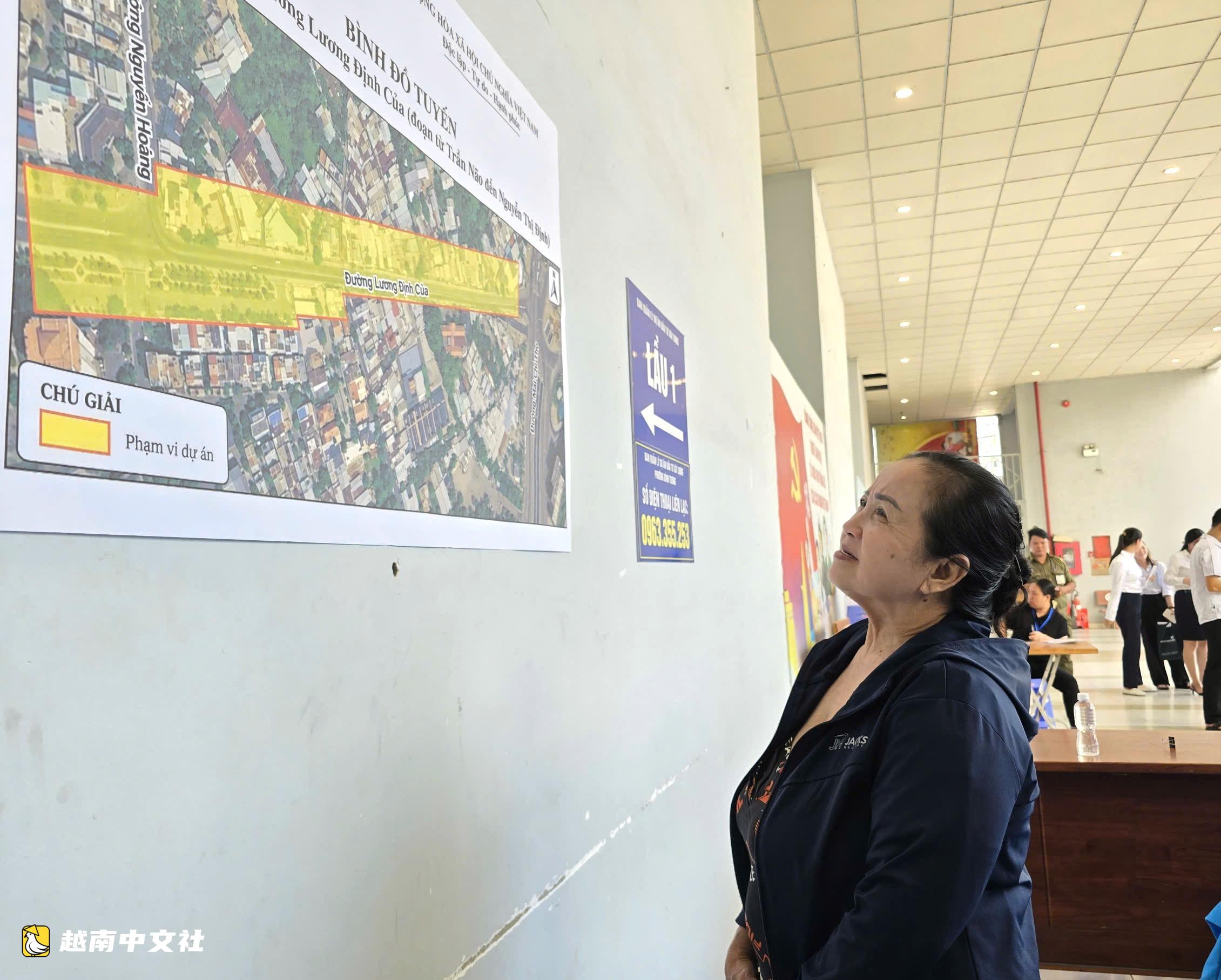 越南胡志明市嘉獎提前移交梁定姑路場地的16戶居民和1家企業