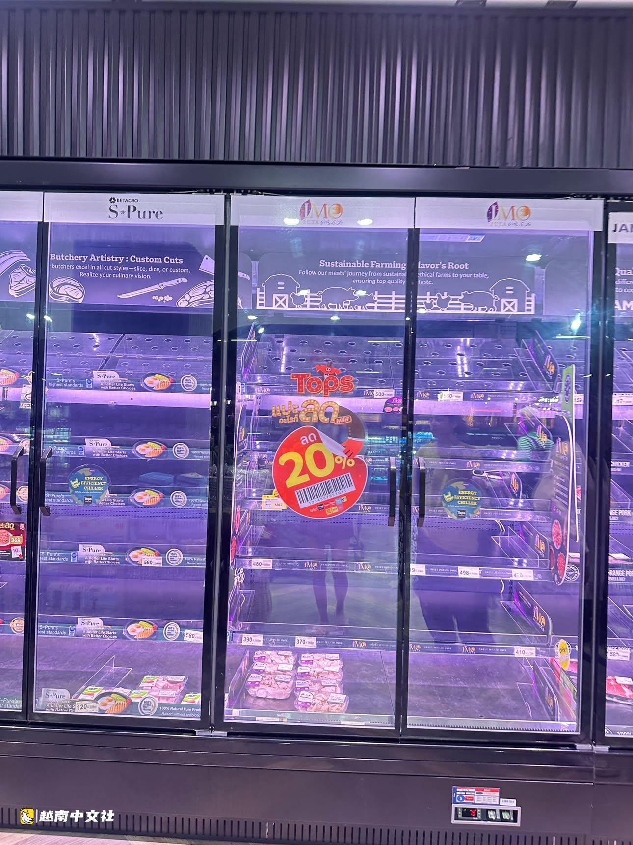 在曼谷的越南人講述超市斷貨、地鐵因暴雨內澇擁擠不堪的場景