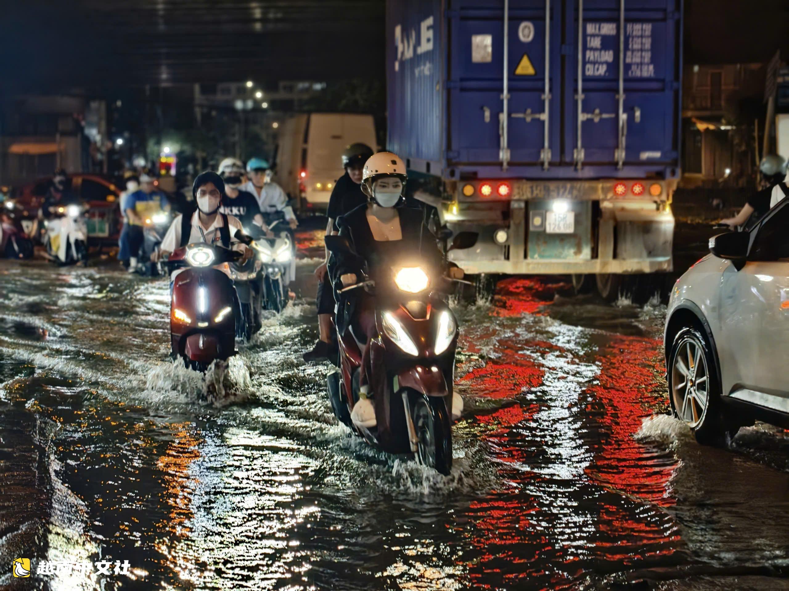 潮水上漲,胡志明市摩托車手探路避開坑窪