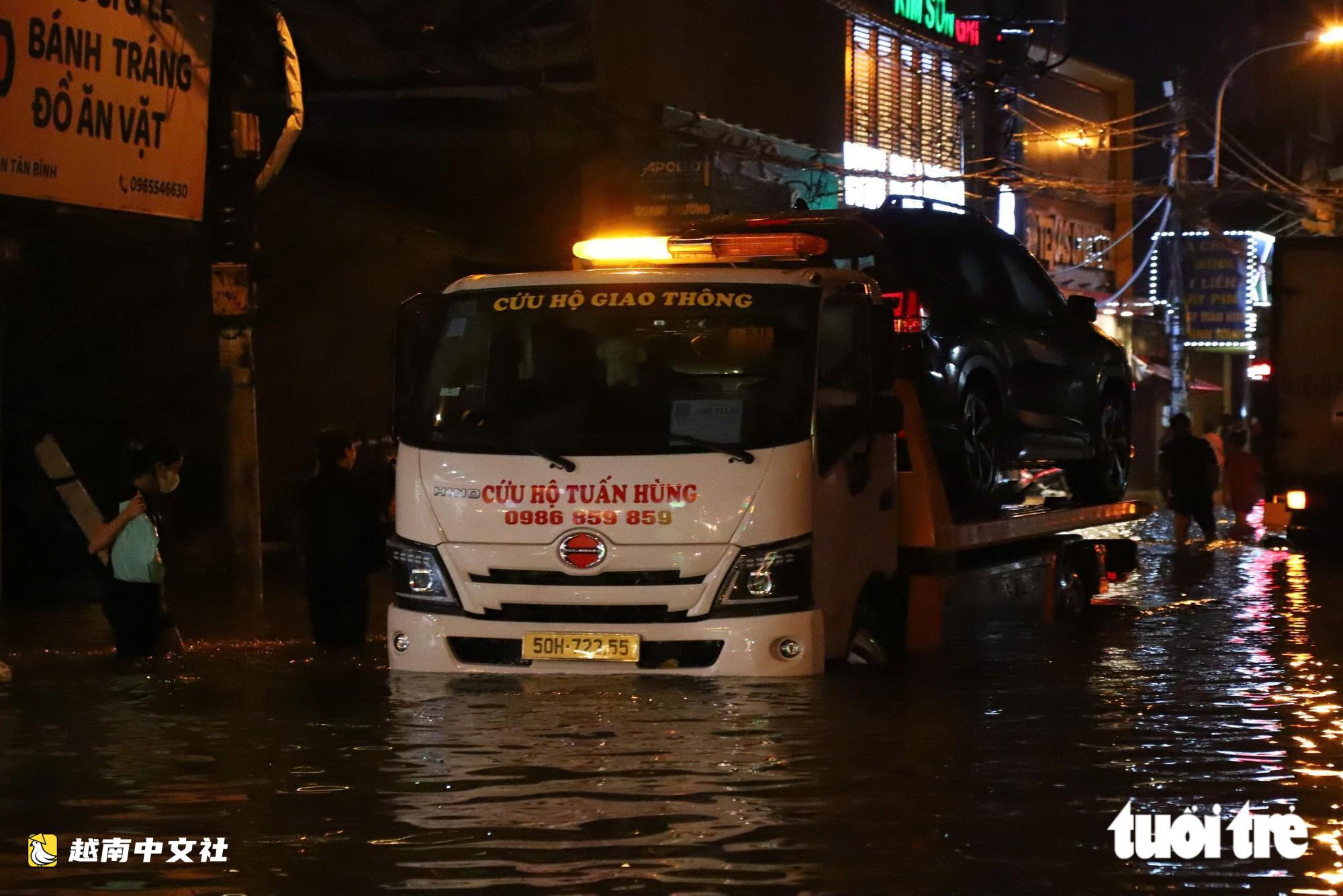 越南胡志明市潘輝益路嚴重內澇創紀錄,積水湧入致公交車成排熄火