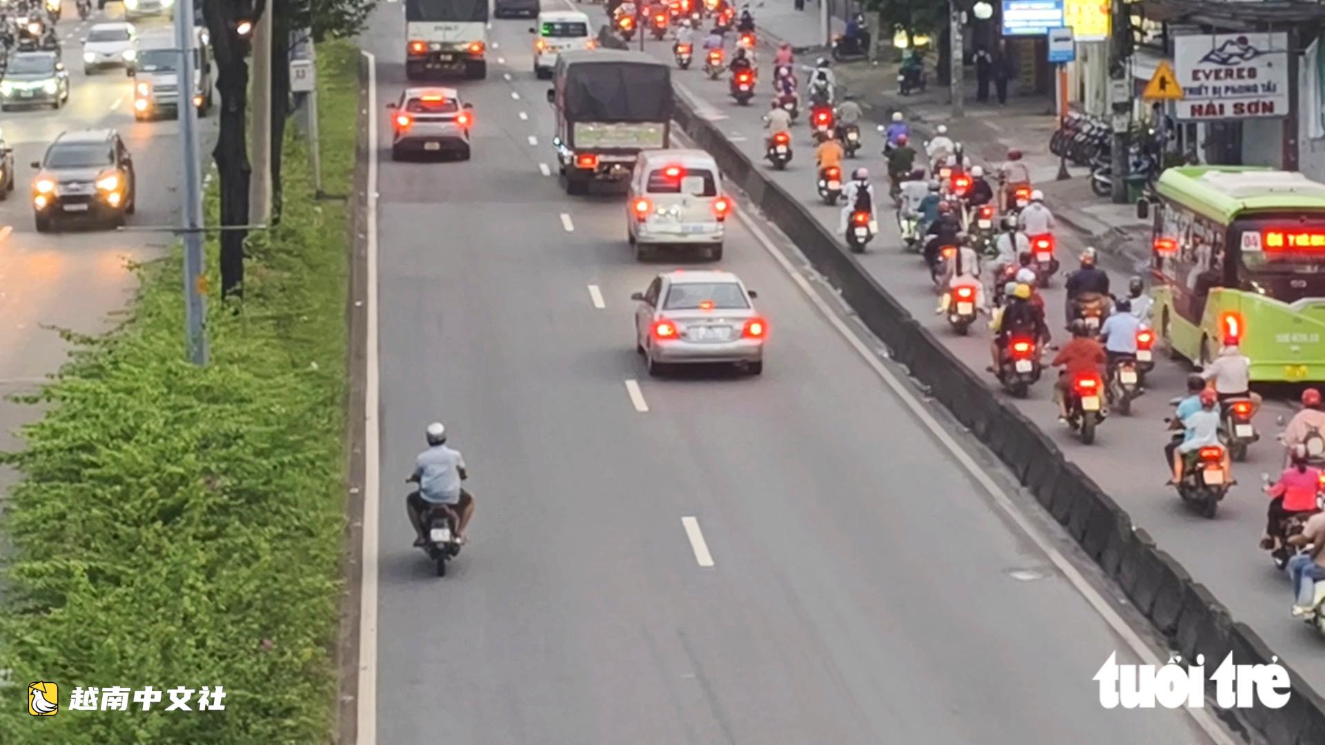 越南胡志明市：摩托車仍駛入22號國道和1號國道的汽車道