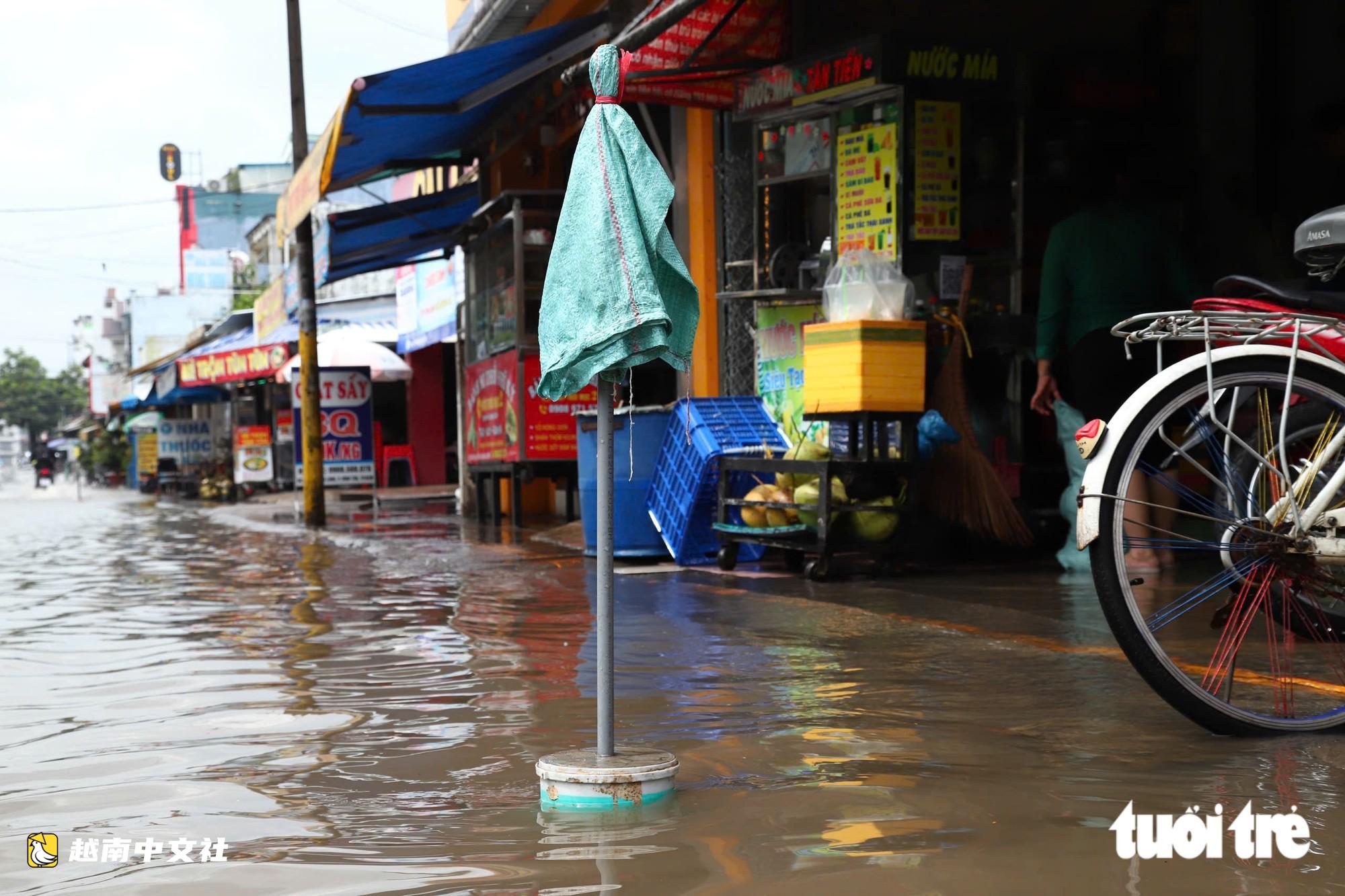 胡志明市平新坊胡文龍路在約一小時後降雨積水