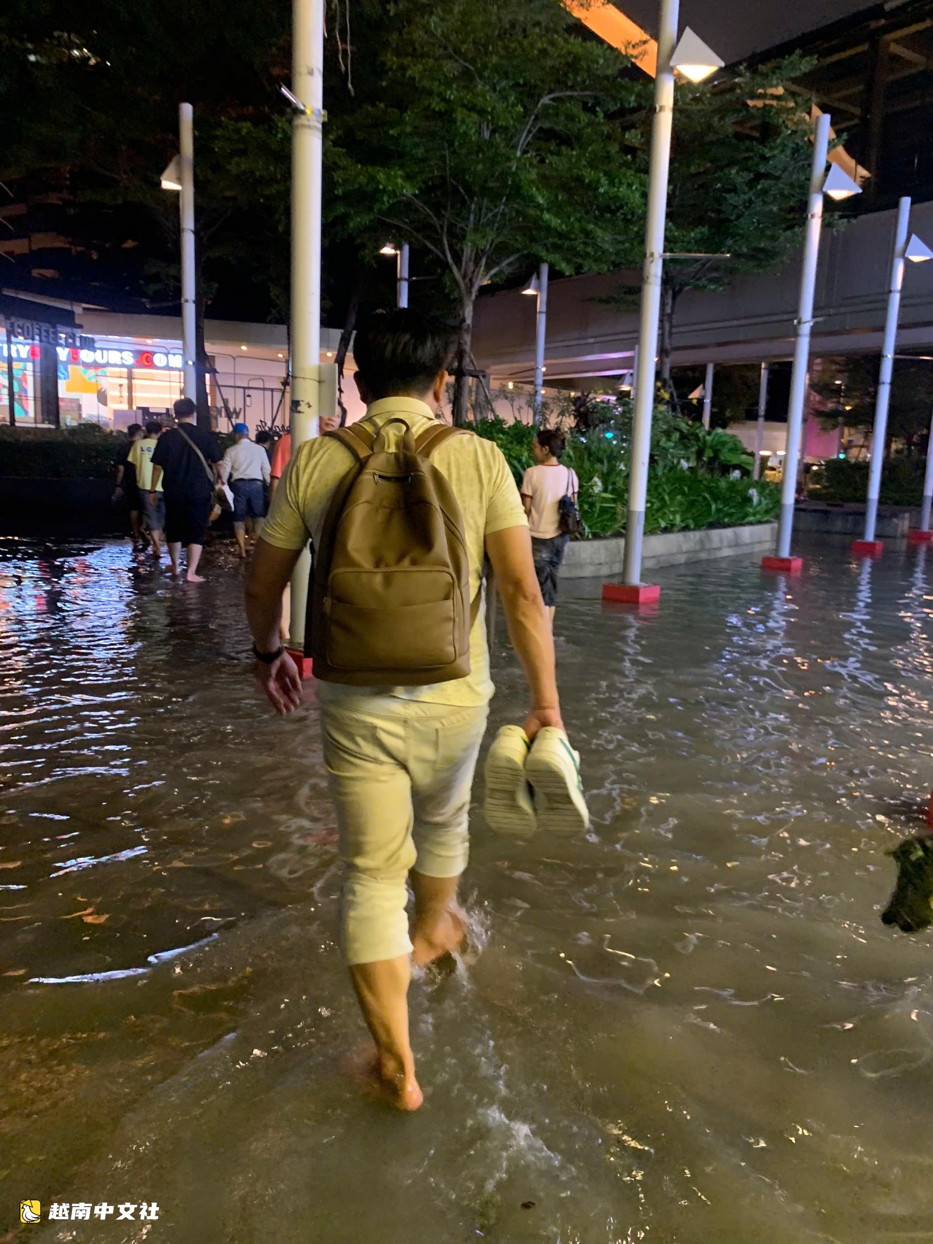越南遊客泰國遊遭遇大洪災:取消景點、車輛拋錨遍地