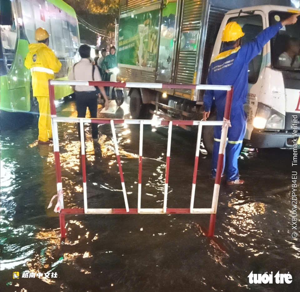 越南胡志明市潘輝益路嚴重內澇創紀錄,積水湧入致公交車成排熄火
