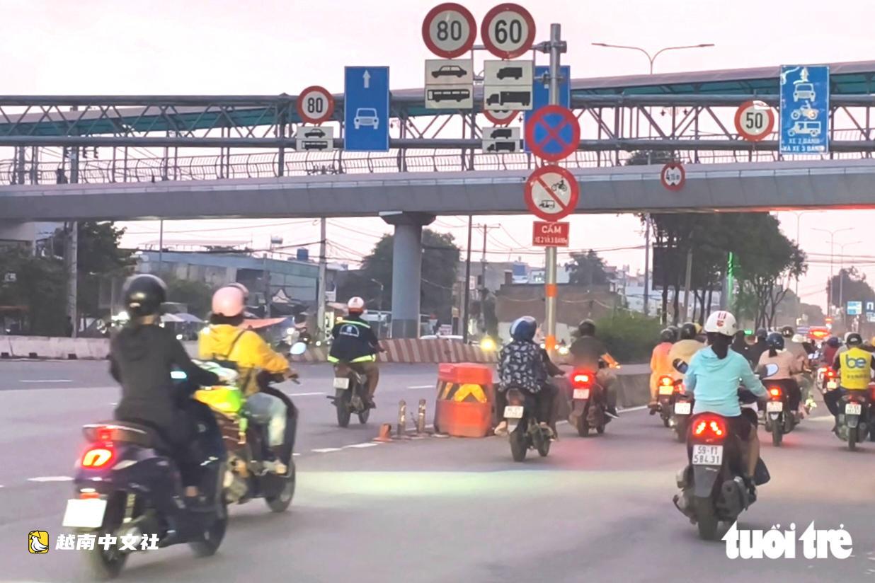 越南胡志明市：摩托車仍駛入22號國道和1號國道的汽車道