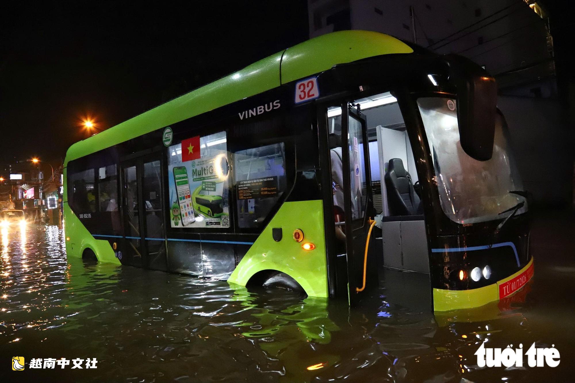 越南胡志明市潘輝益路嚴重內澇創紀錄,積水湧入致公交車成排熄火