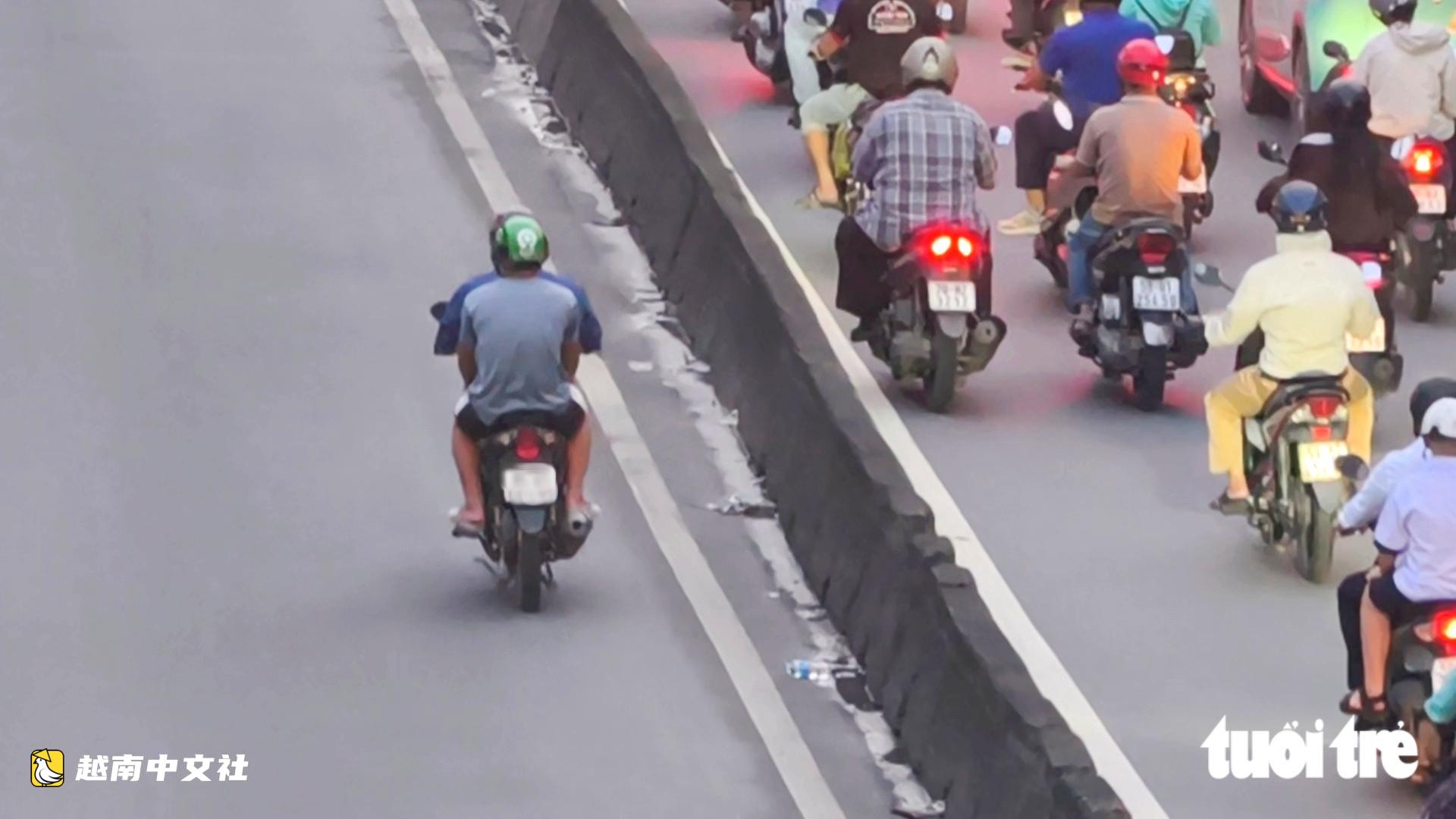 越南胡志明市：摩托車仍駛入22號國道和1號國道的汽車道